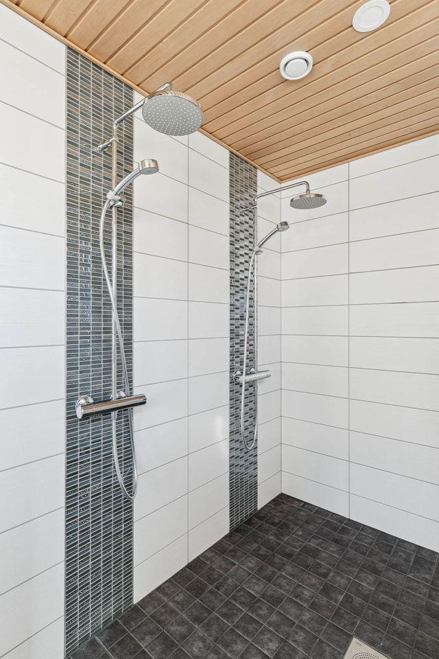 A asunnon kylpyhuoneen suihkut