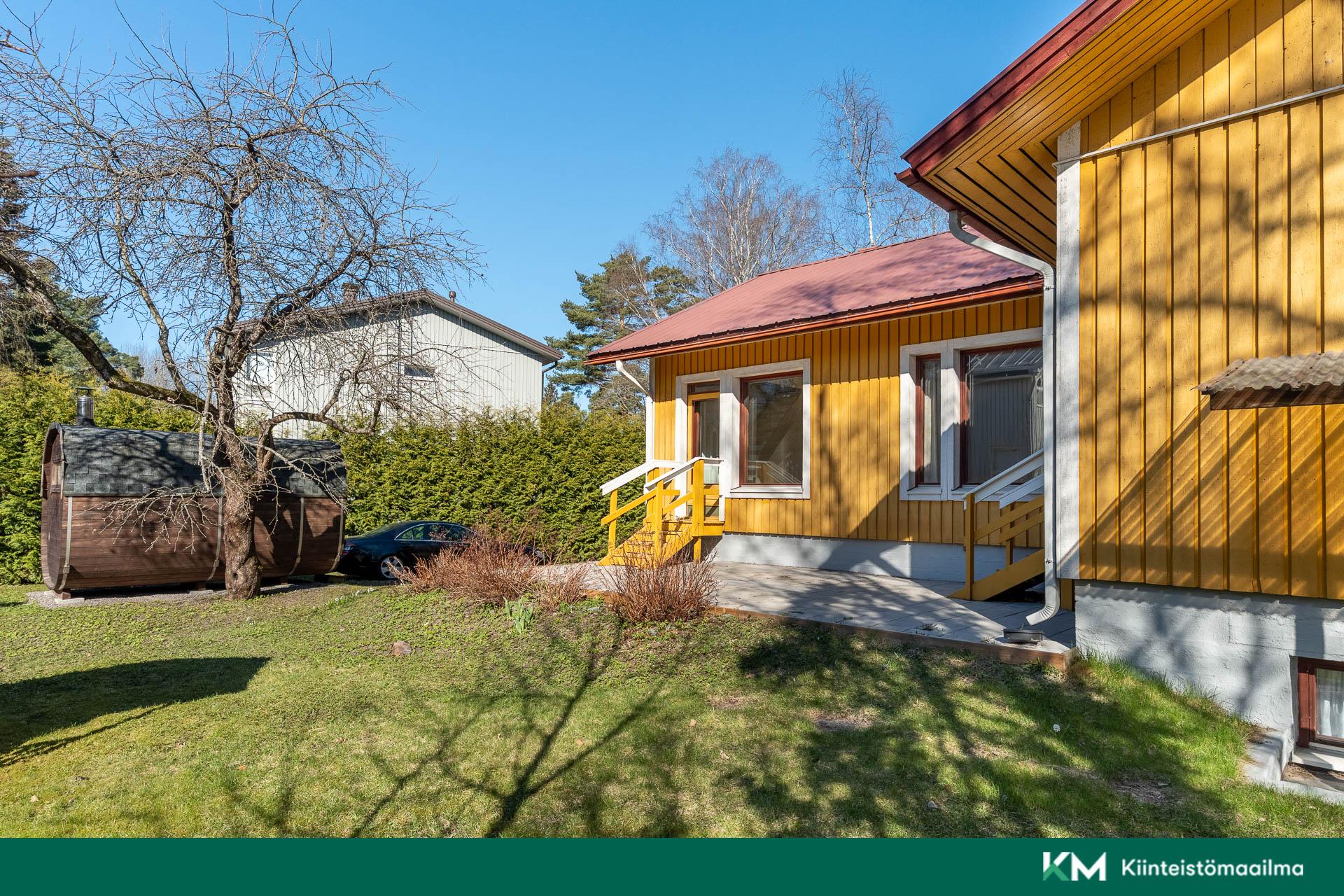 B asunnon portaat ulos puutarhaan