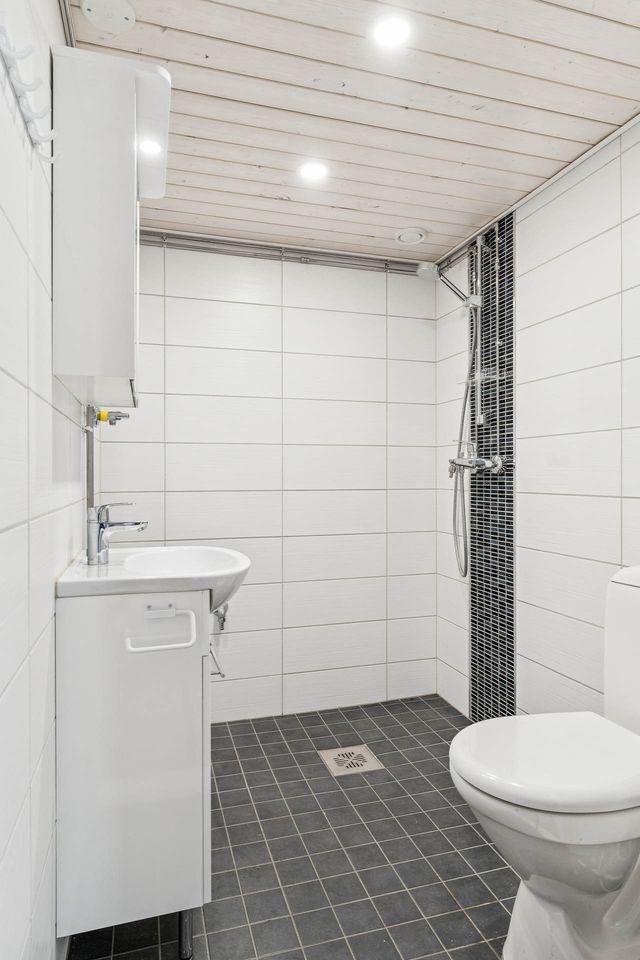 Kellarissa apukeittiön vieressä kylpyhuone