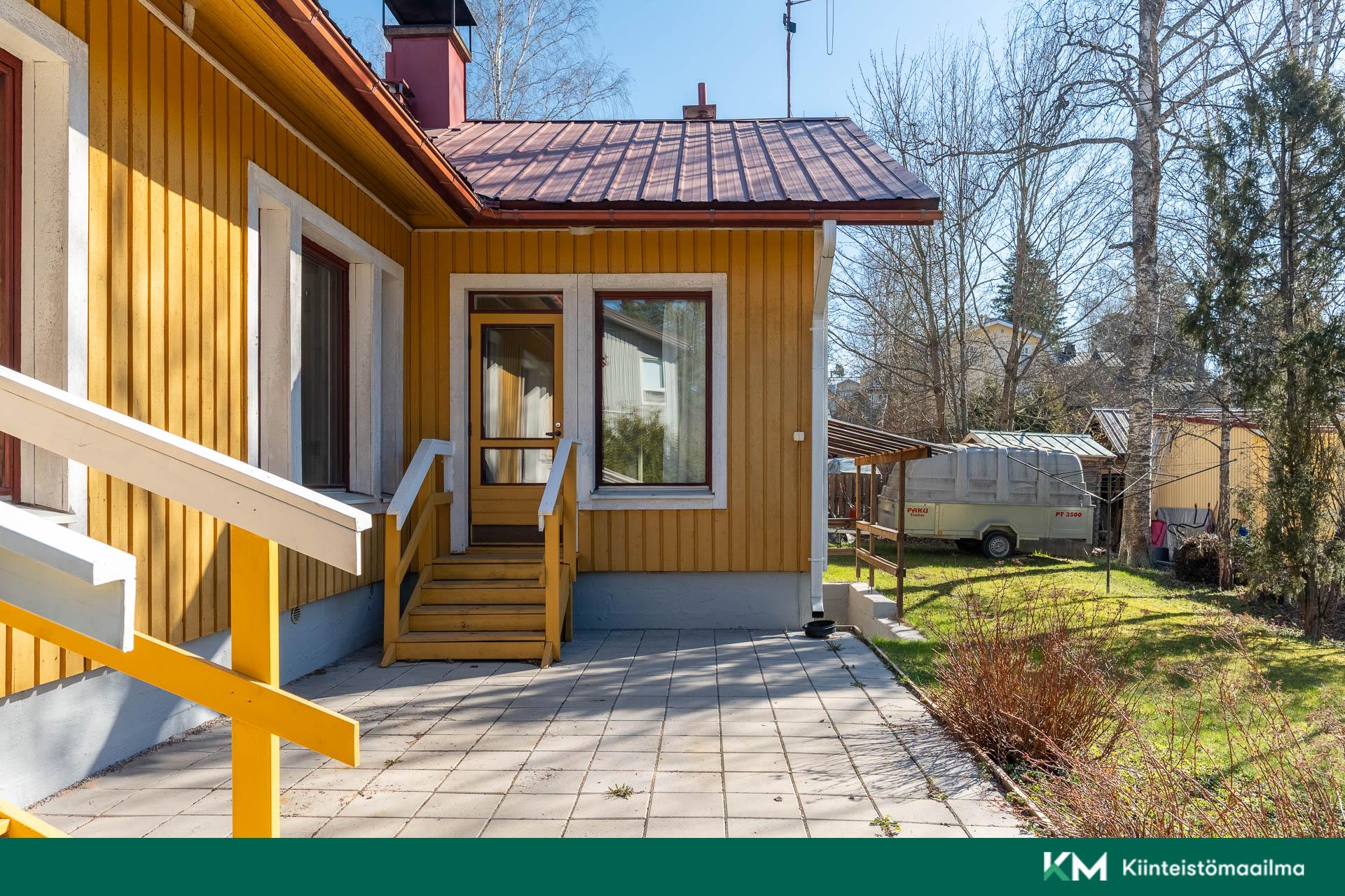 A asunnon portaat ulos puutarhaan