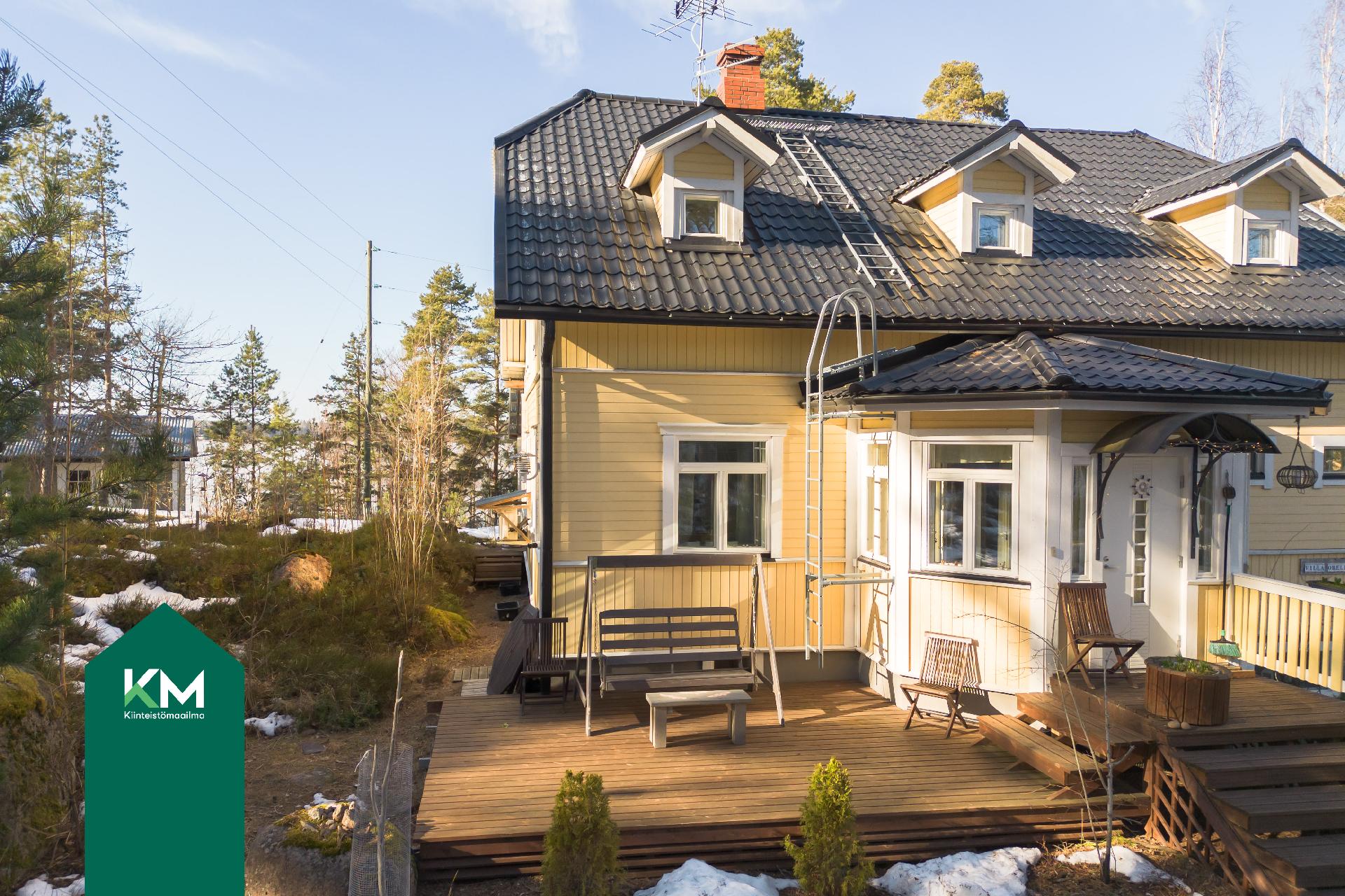 Sisäänkäynti ja toinen terassi