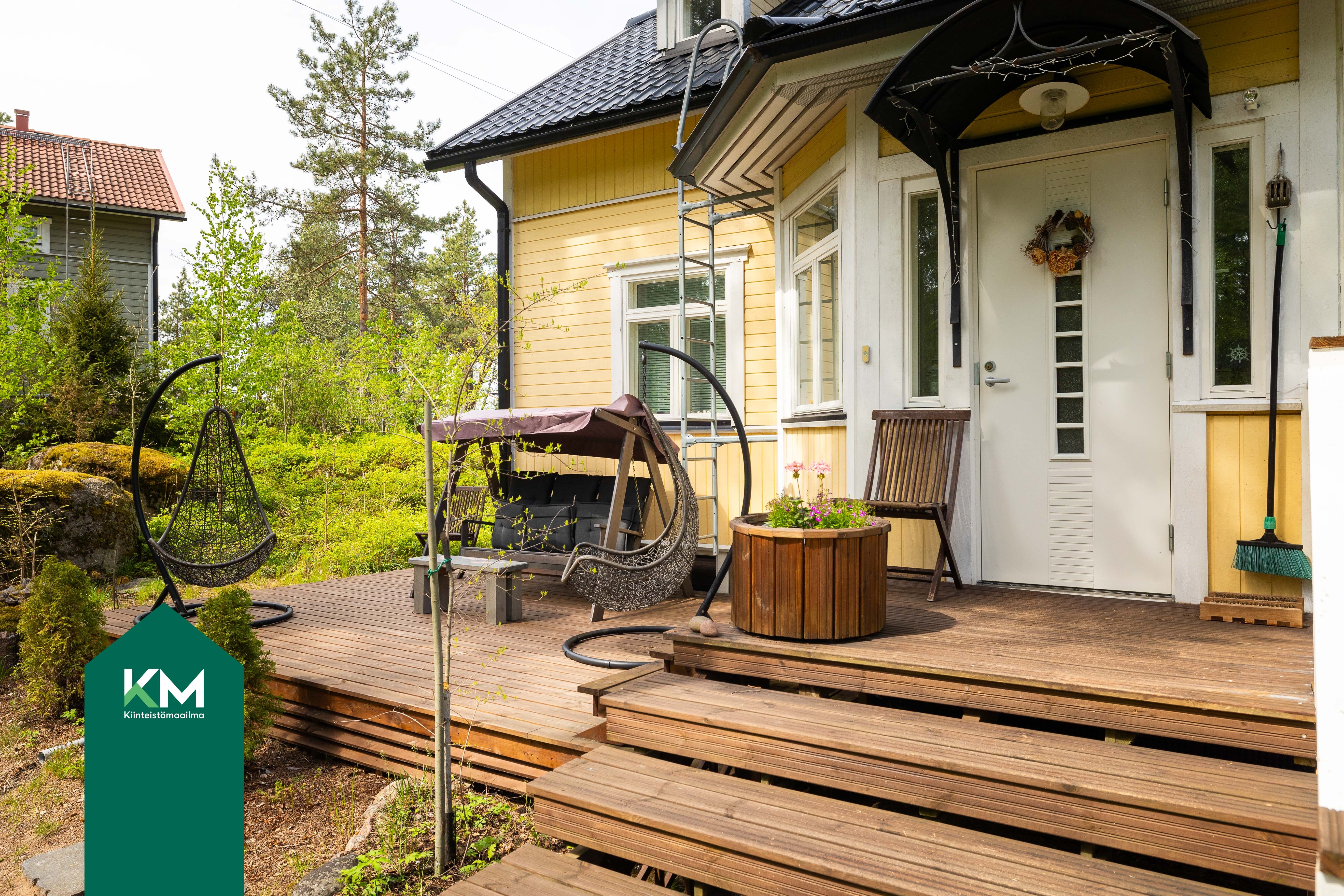 Sisäänkäynnin yhteydessä oleva terassi