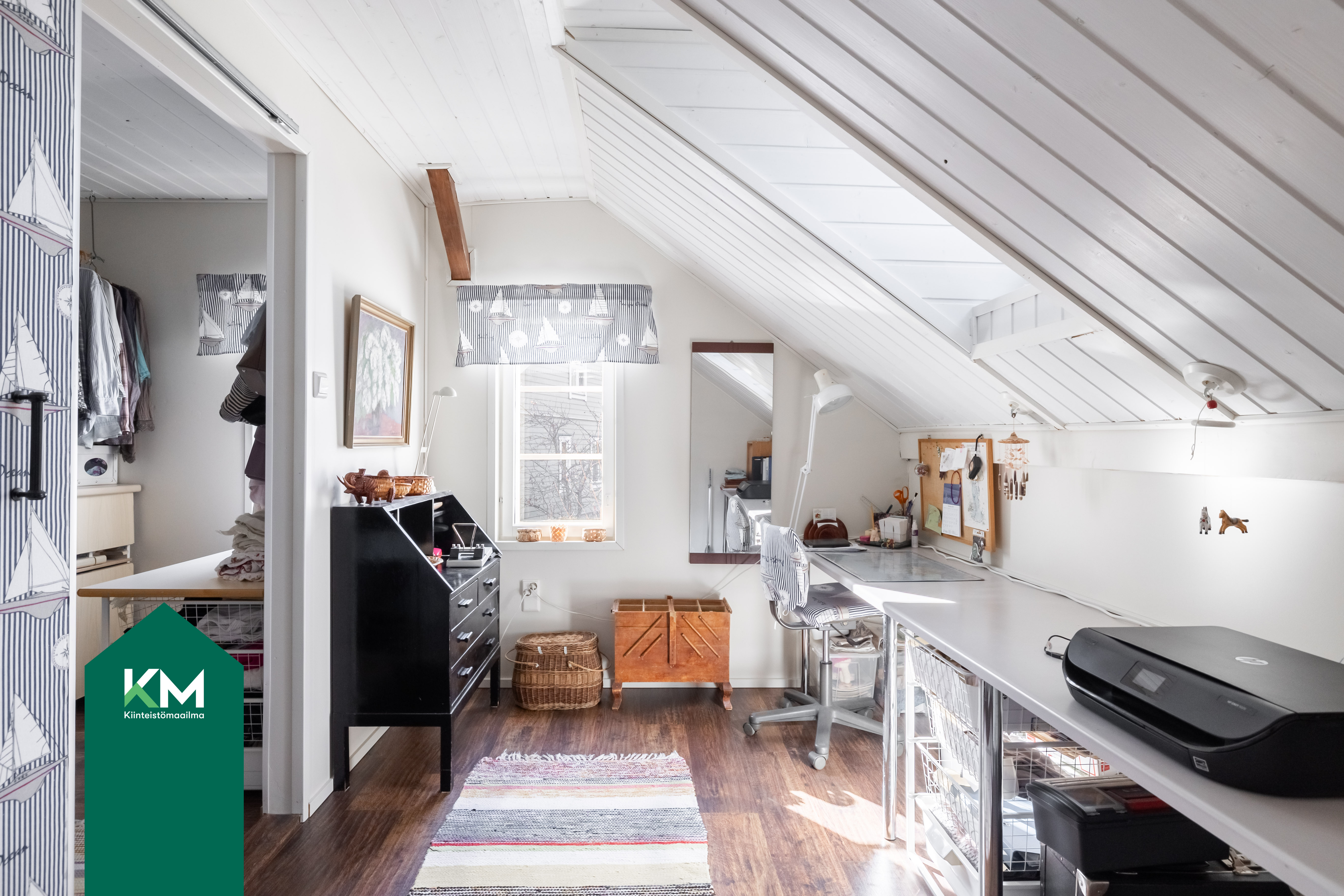 Yläkerran 4. makuuhuone, jossa vaatehuone