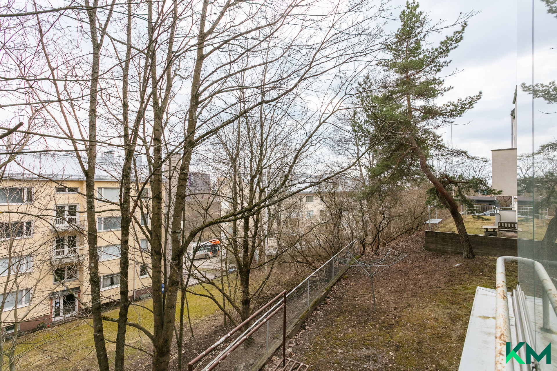 Kesällä näkymä parvekkeelta tosi vehreä puiden ansiosta