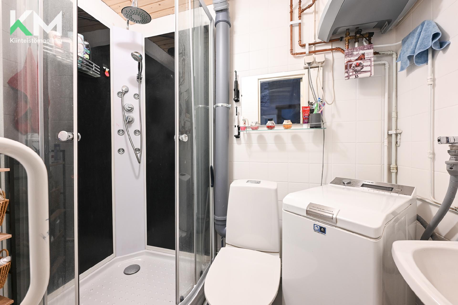 Alakerran wc / suihku