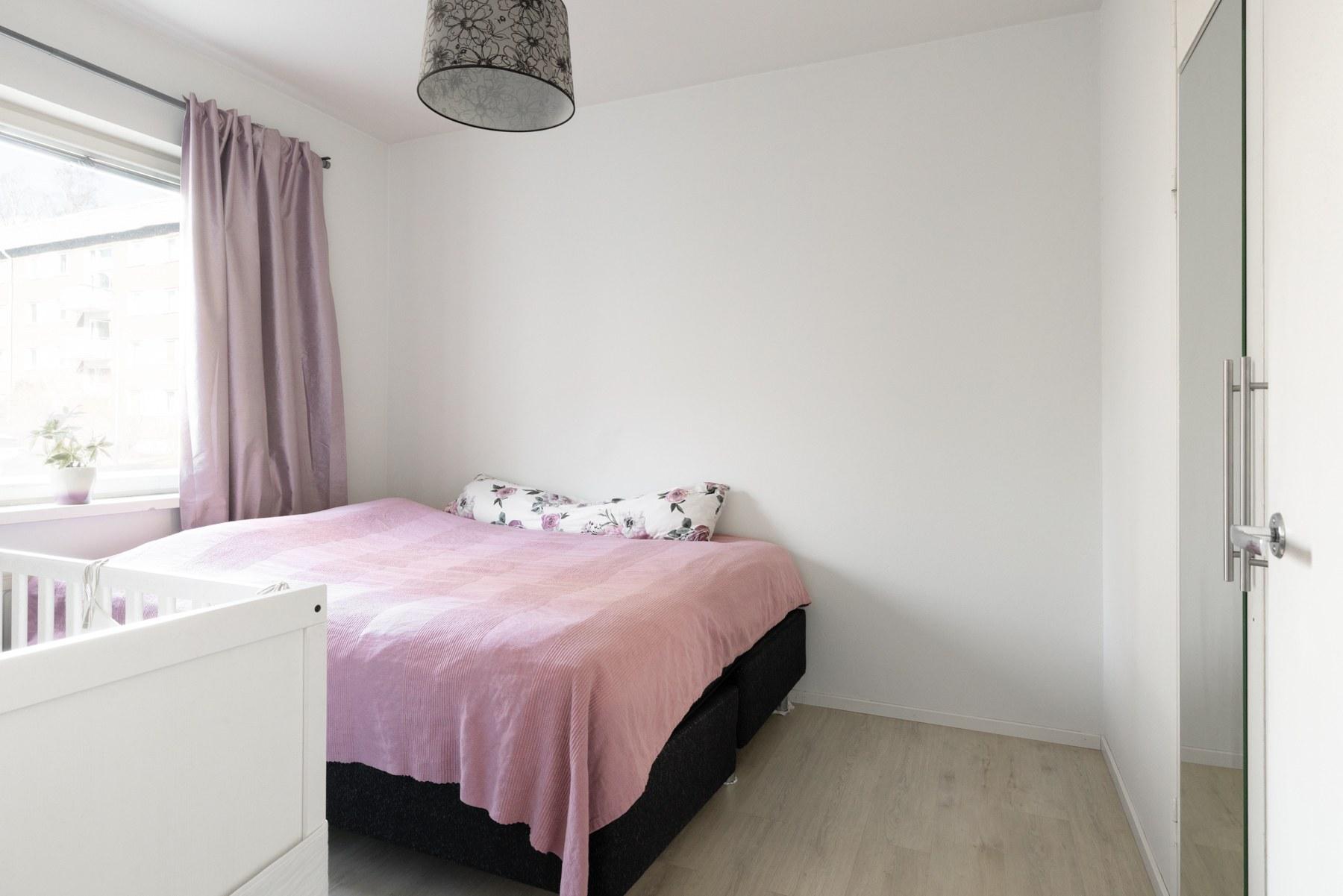 Valoisassa makuuhuoneessa on 3-ovinen kaapisto