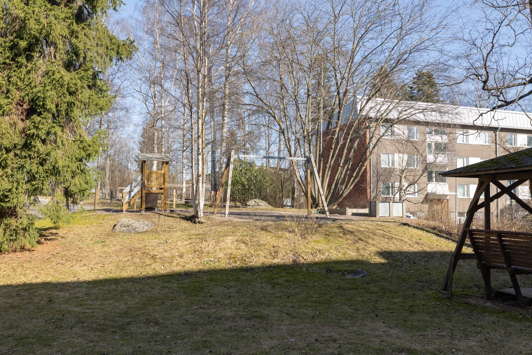 Rushollinpolku 2 piha-aluetta - lasten leikkipaikka