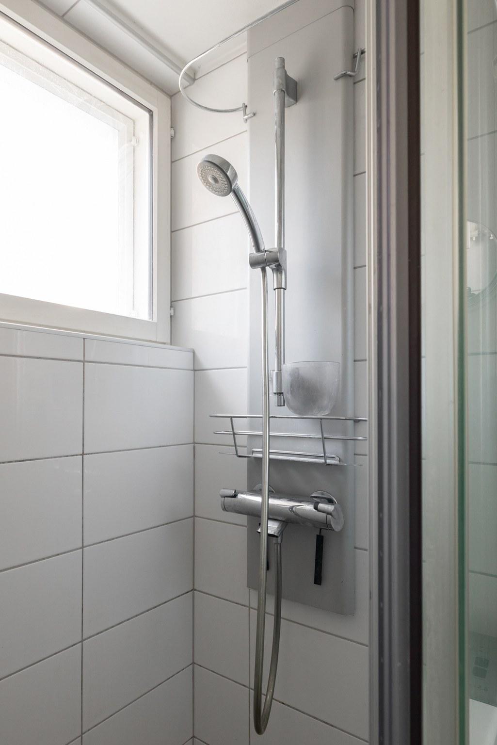 Ikkunallinen kylpyhuone - suihkutila