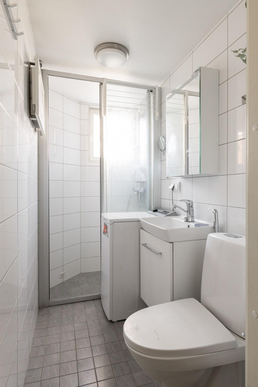 Ikkunallinen kylpyhuone - remontoitu putkiremontin yhteydessä