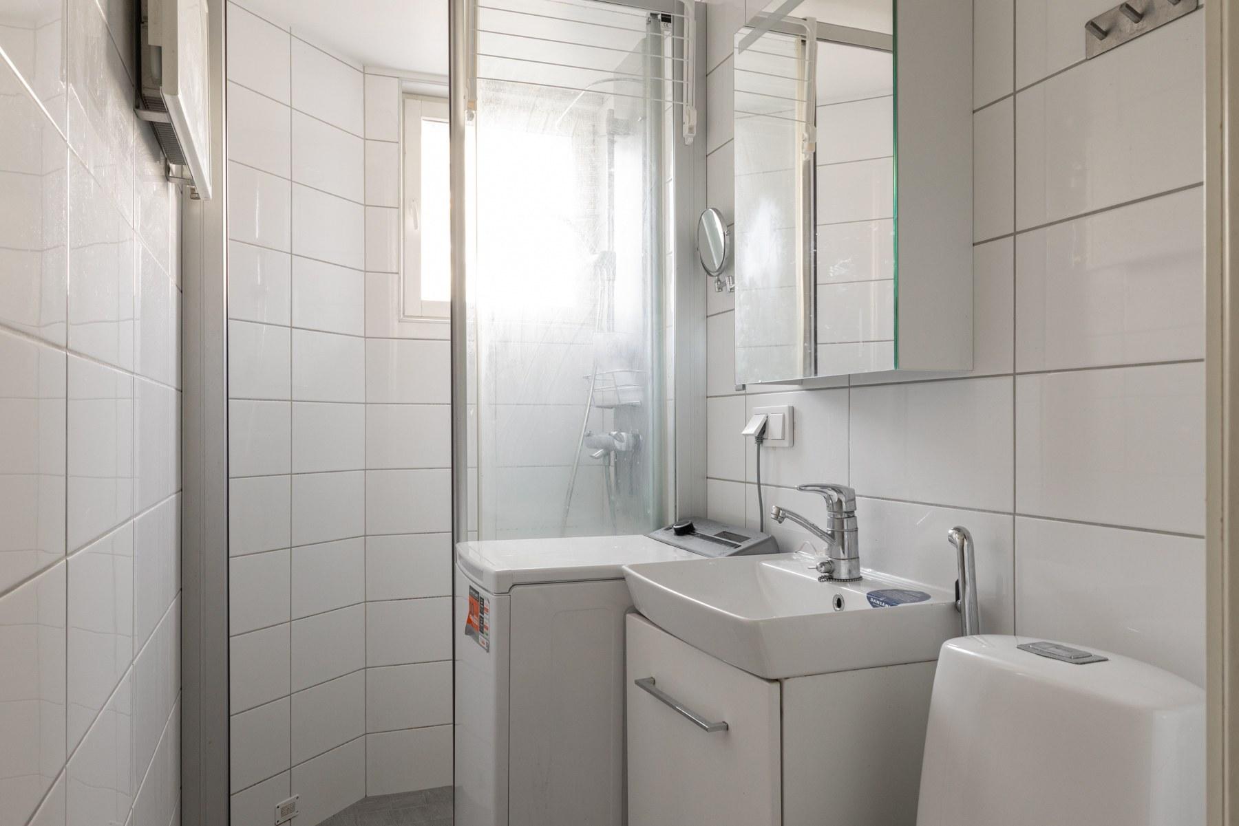 Ikkunallinen kylpyhuone - remontoitu putkiremontin yhteydessä