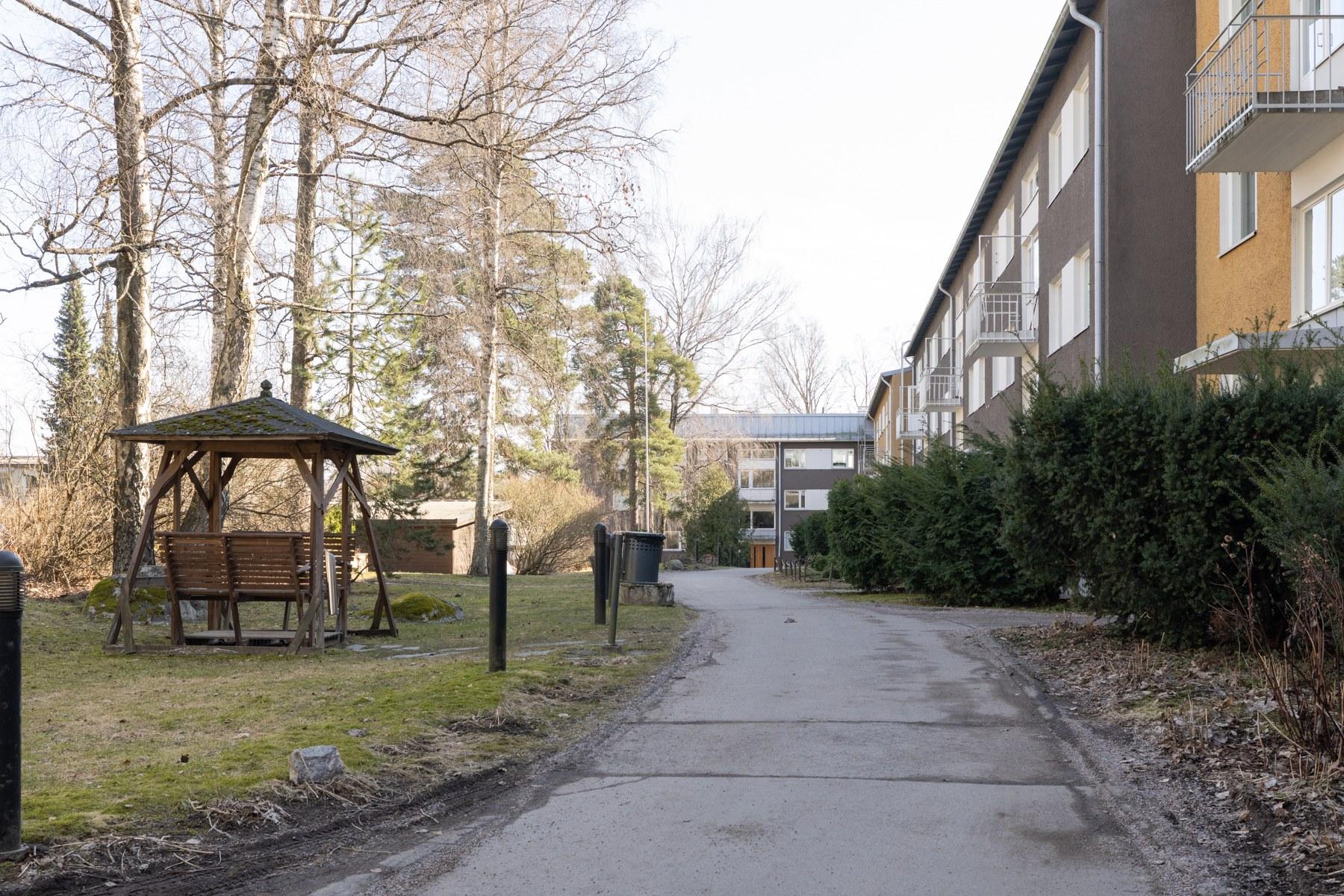 Rushollinpolku 2 piha-aluetta - keinukatos