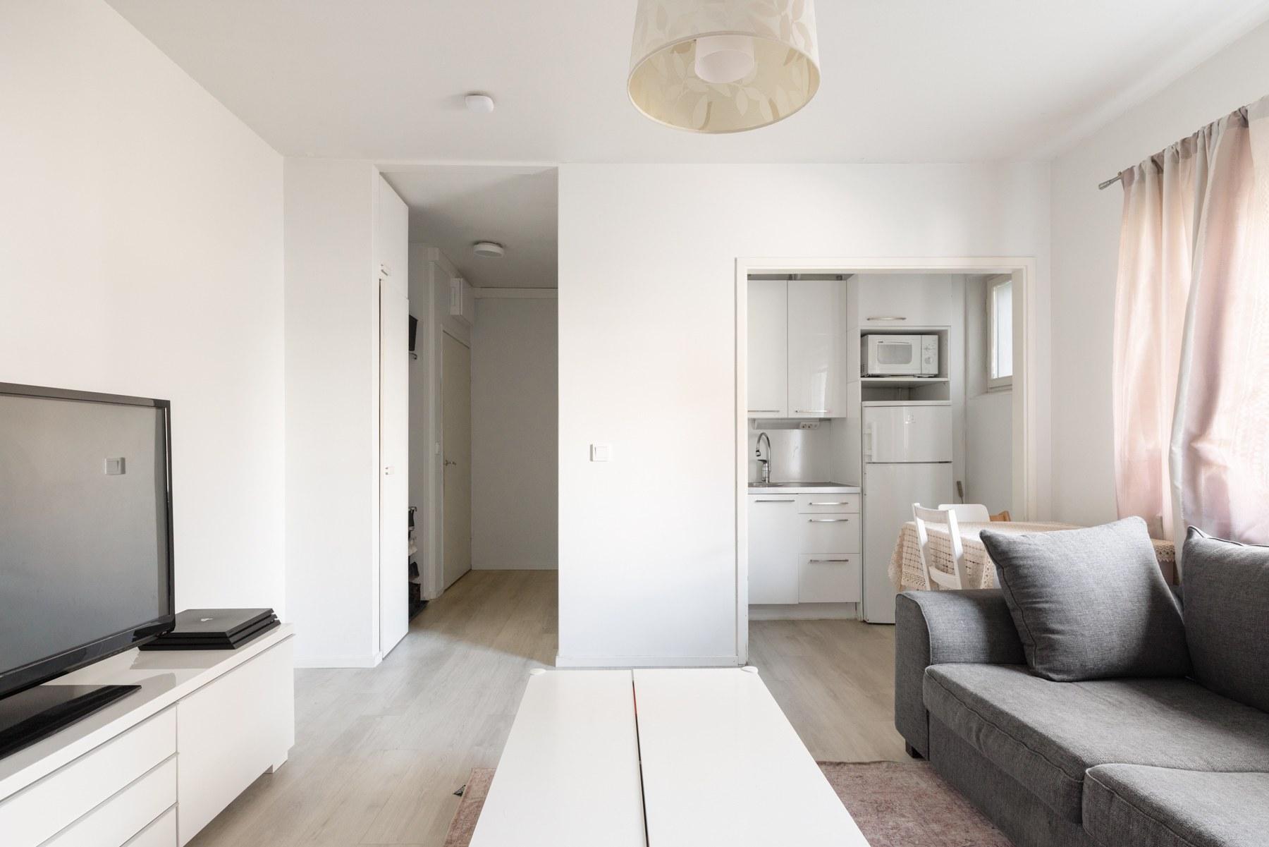 Olohuone, keittokomero, eteinen makuuhuoneen suunnalta kuvattuna