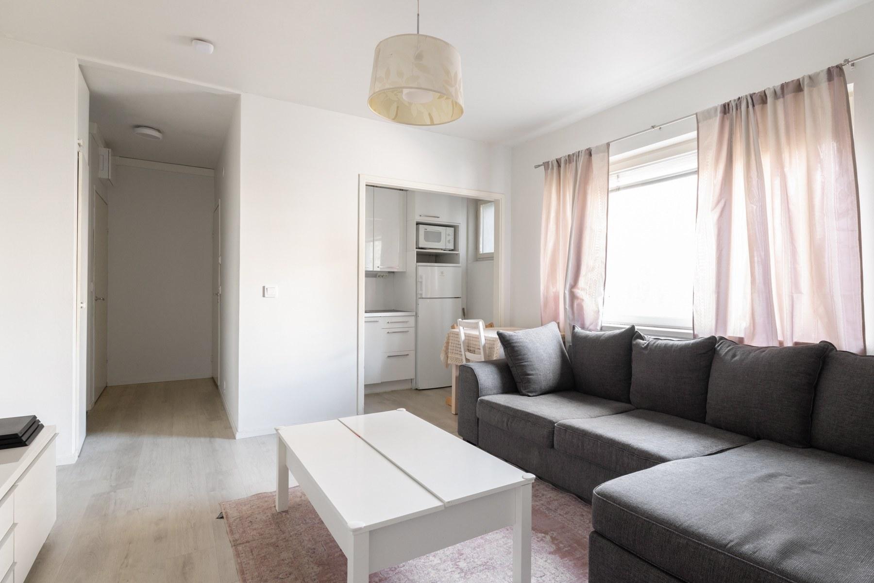 Olohuone, keittokomero, eteinen makuuhuoneen suunnalta kuvattuna