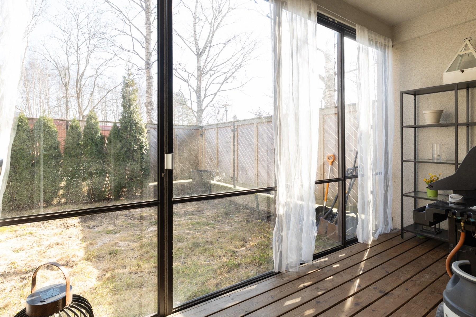 Lasitettu terassi ja asuntopihaa