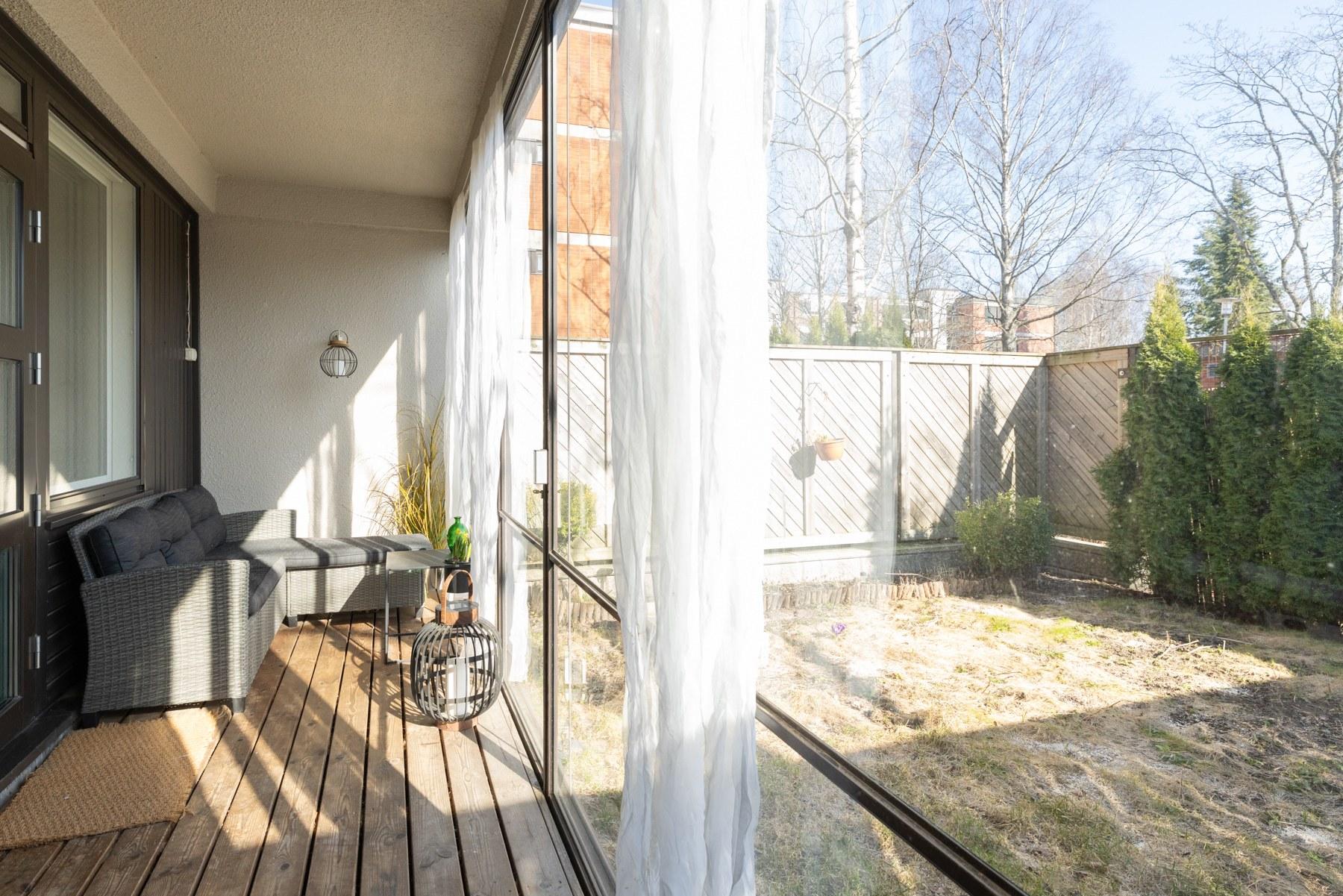 Lasitettu terassi ja asuntopihaa