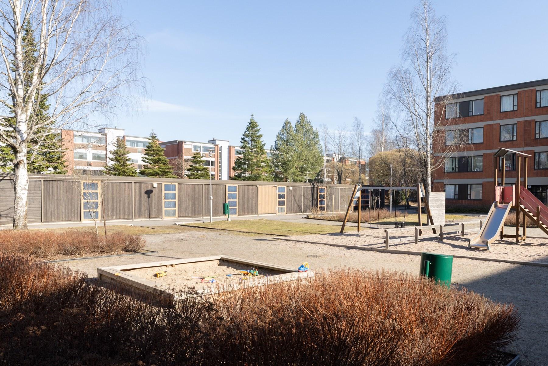 Yhtiön piha-aluetta - matalassa rakennuksessa huoneistojen varastoja