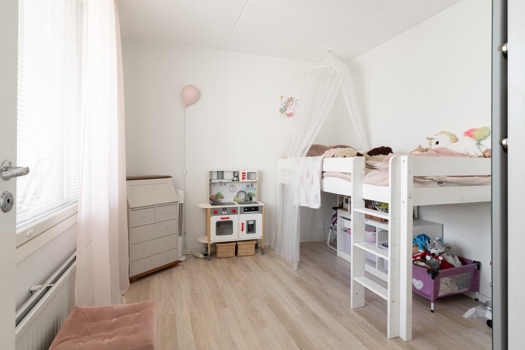 Makuuhuone no2:ssa on 3-ovinen kaapisto