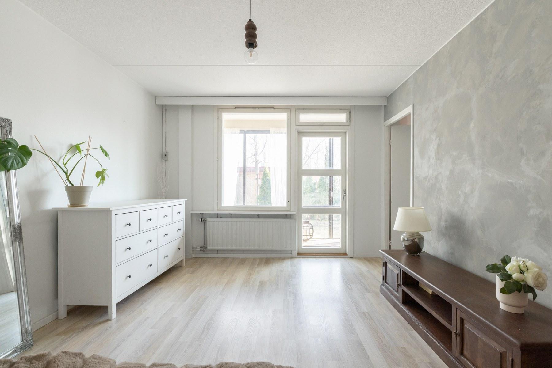 Olohuoneesta on käynti lasitetulle terassille ja asuntopihalle