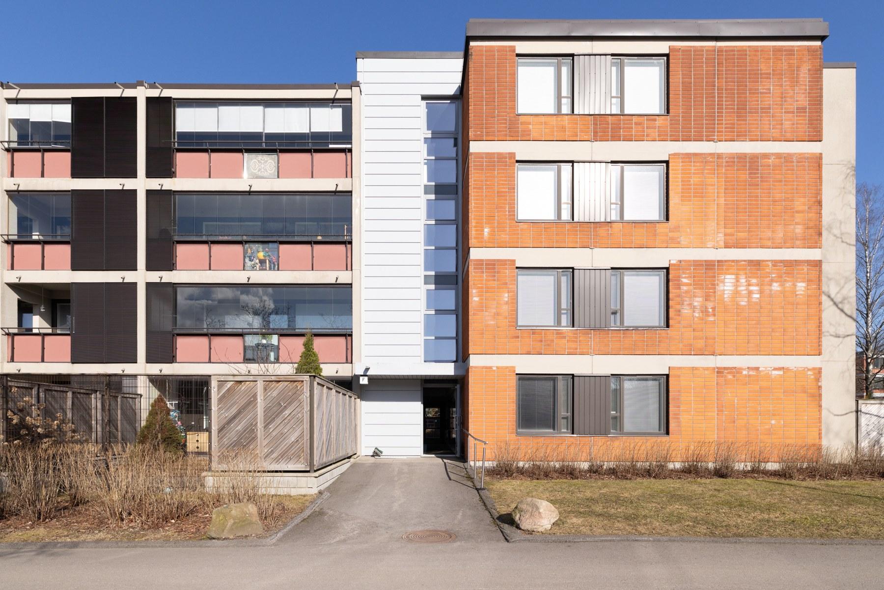 Kauppakartanonkatu 22 F - sisäänkäynti takapihan puolelta