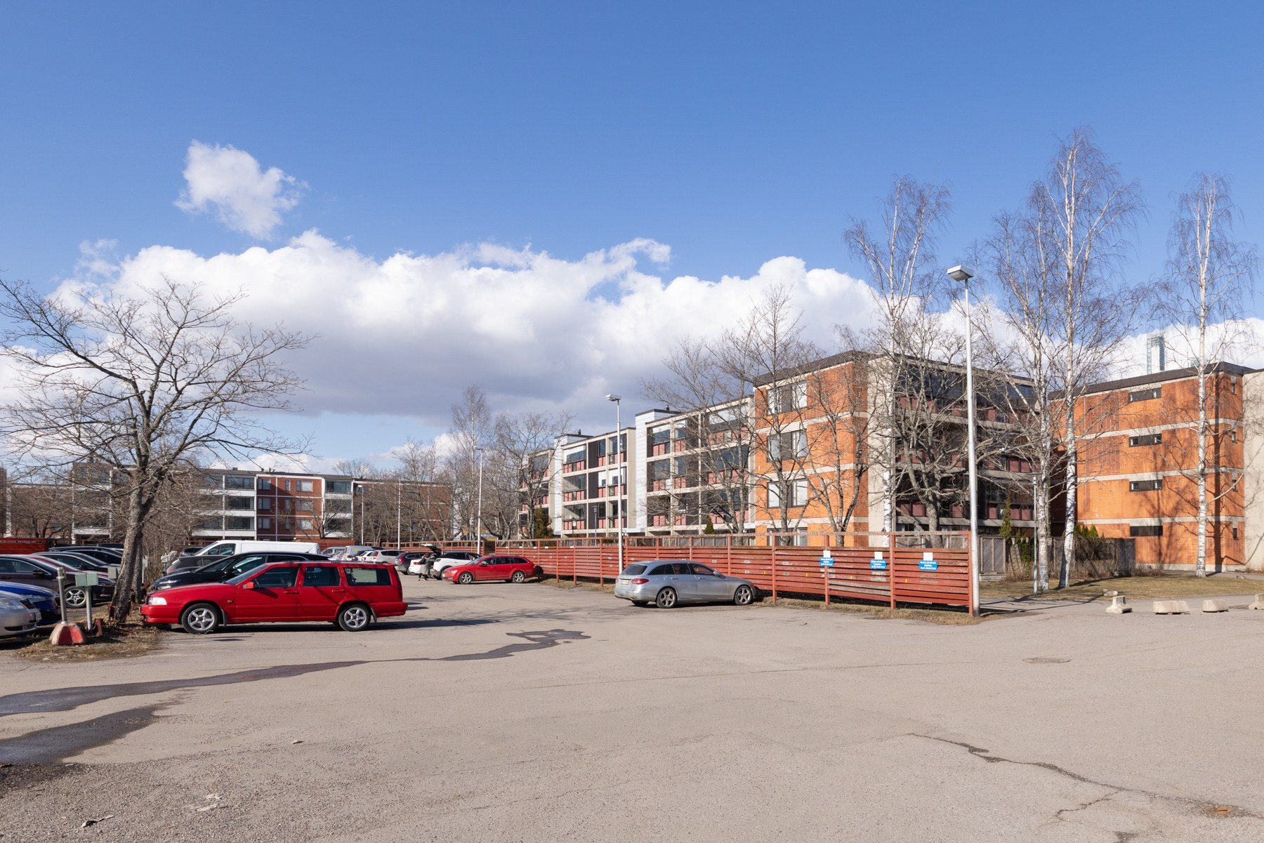 Taloyhtiön parkkipaikka