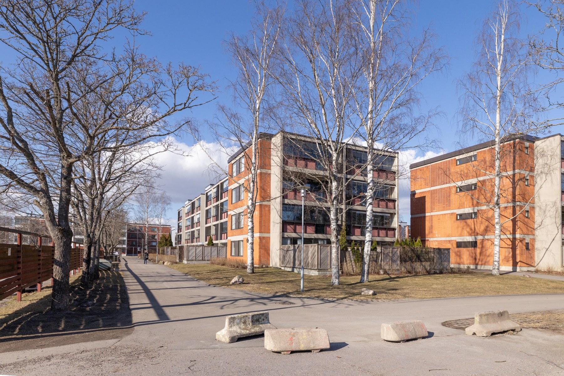 Kauppakartanonkatu 22 F piha-alue talon päädystä kuvattuna