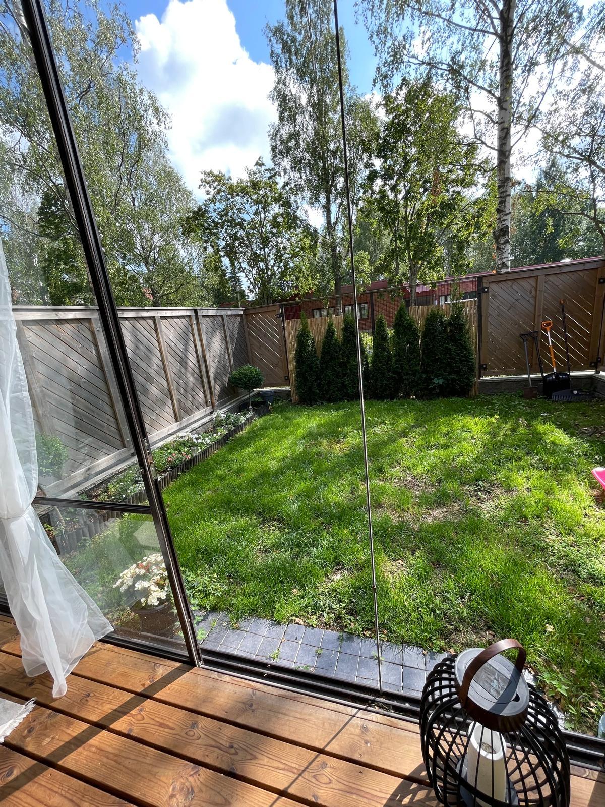 Asuntopihaa ja terassi - Omistajan ottama kuva viime kesältä -25