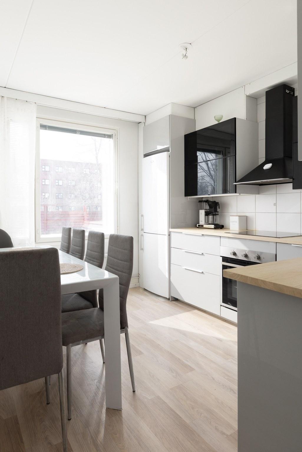 Keittiöön mahtuu hyvin ruokapöytä perheelle