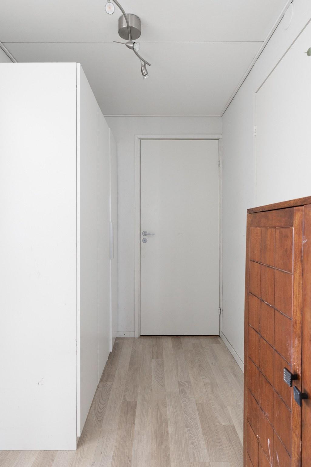 Eteisessä on 3-ovinen kaapisto