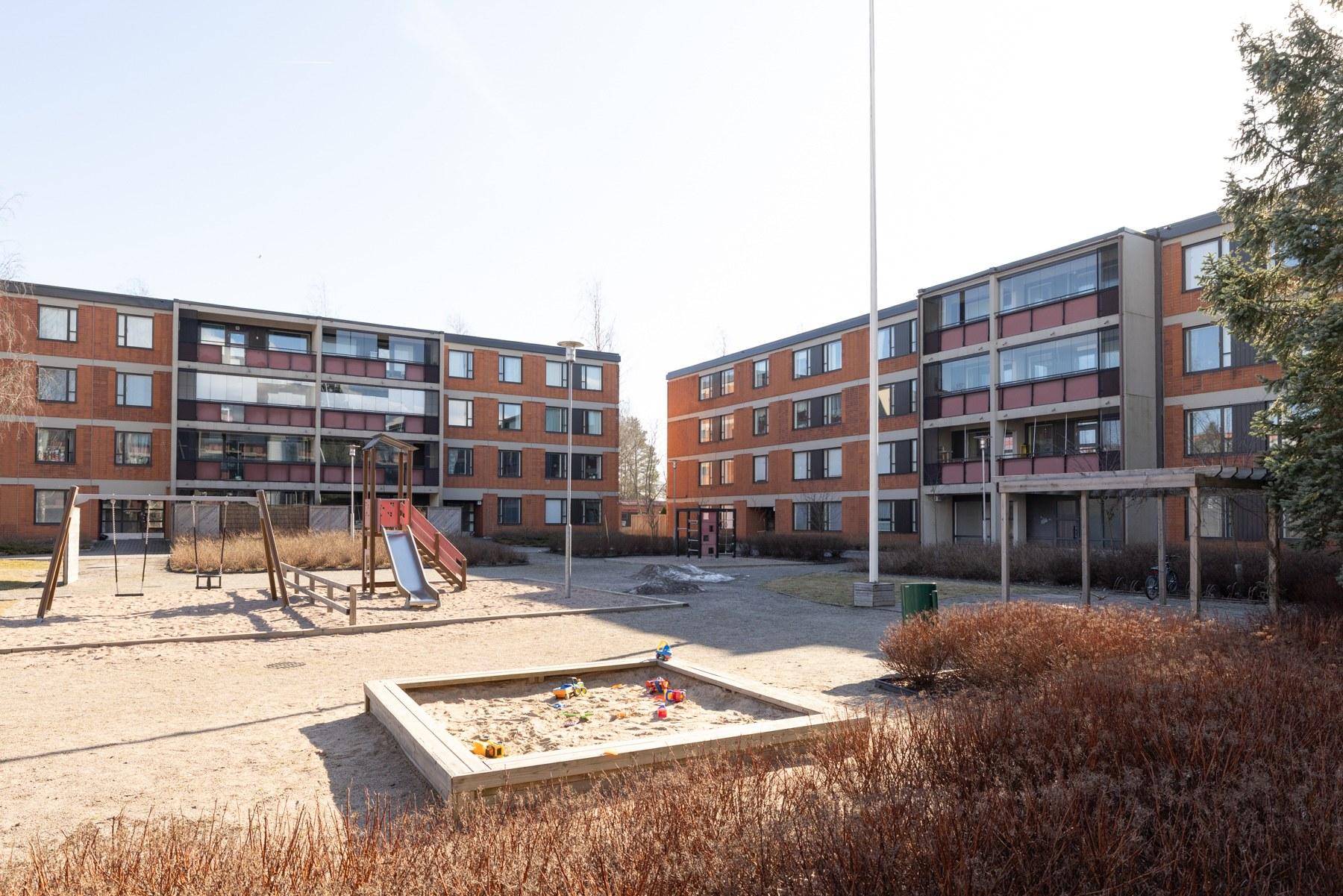 Taloyhtiön piha-aluetta - lasten leikkipaikka