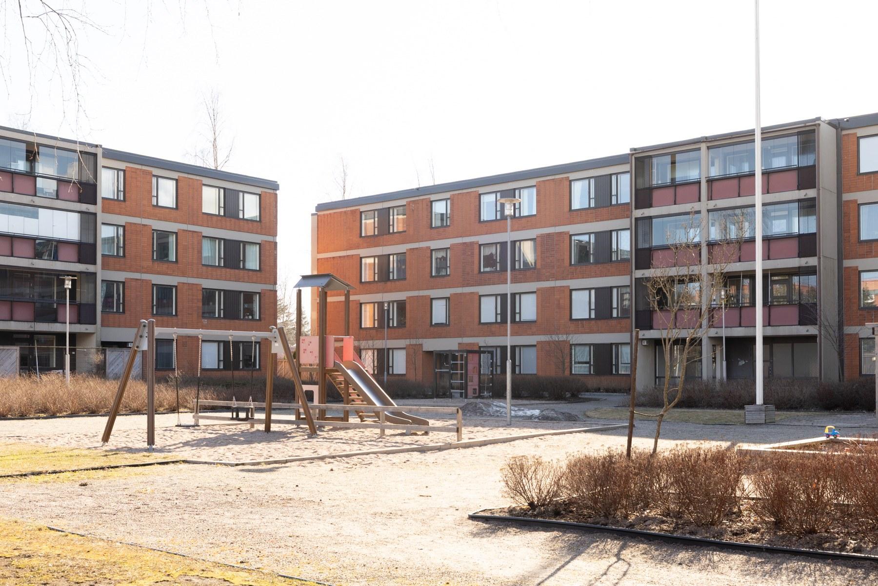 Taloyhtiön piha-aluetta - lasten leikkipaikka