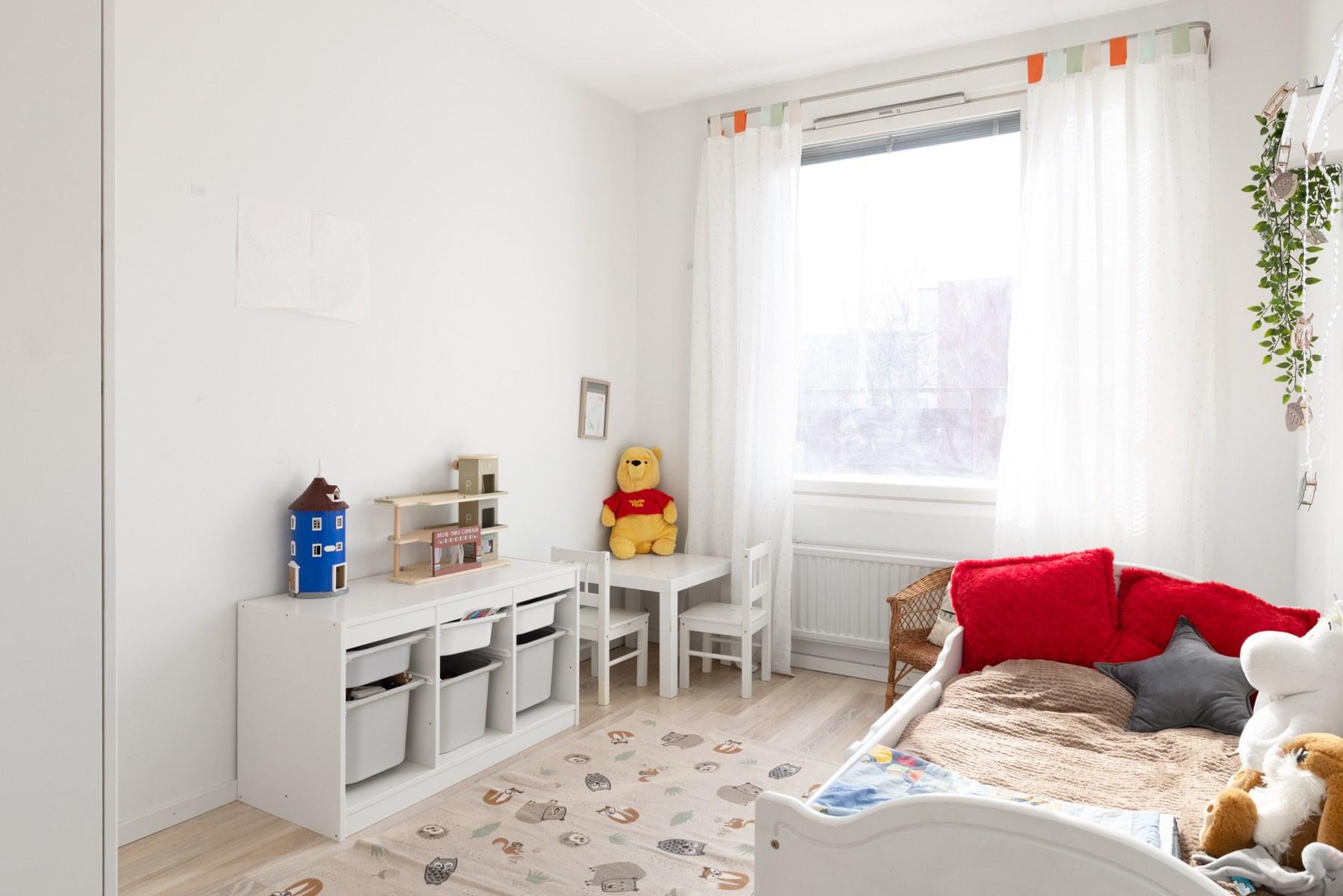 Makuuhuone no1:ssä on 2-ovinen kaapisto