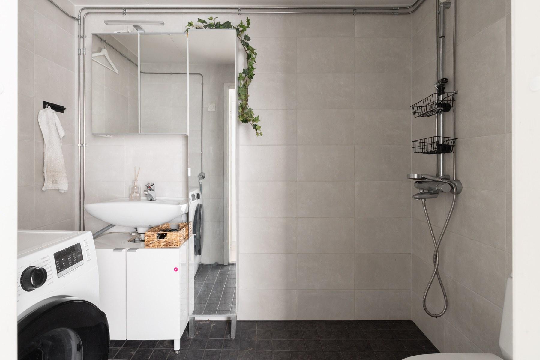 Kylpyhuoneeseen mahtuu hyvin myös pesukone