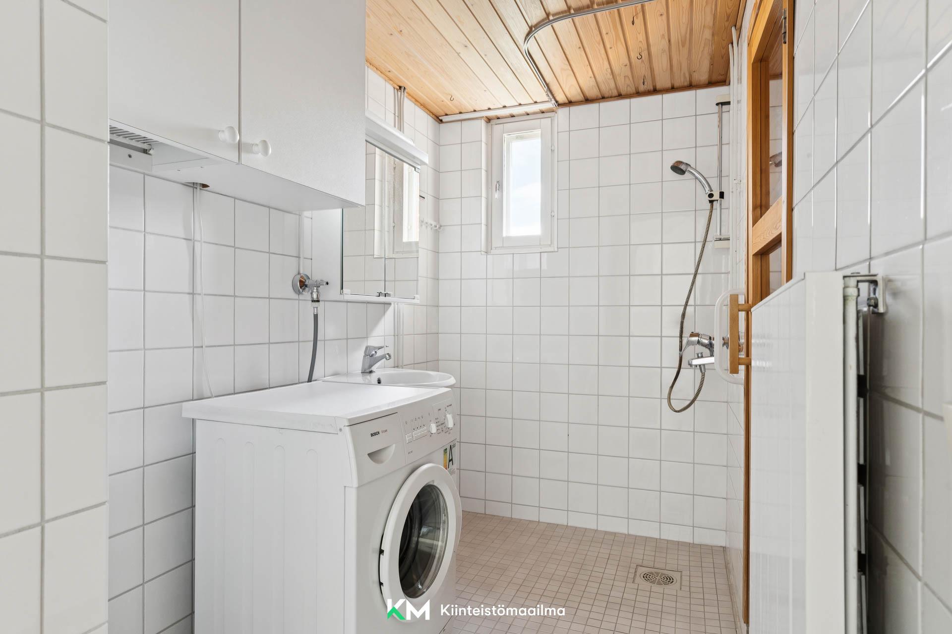 Täysin laatoitettu kylpyhuone