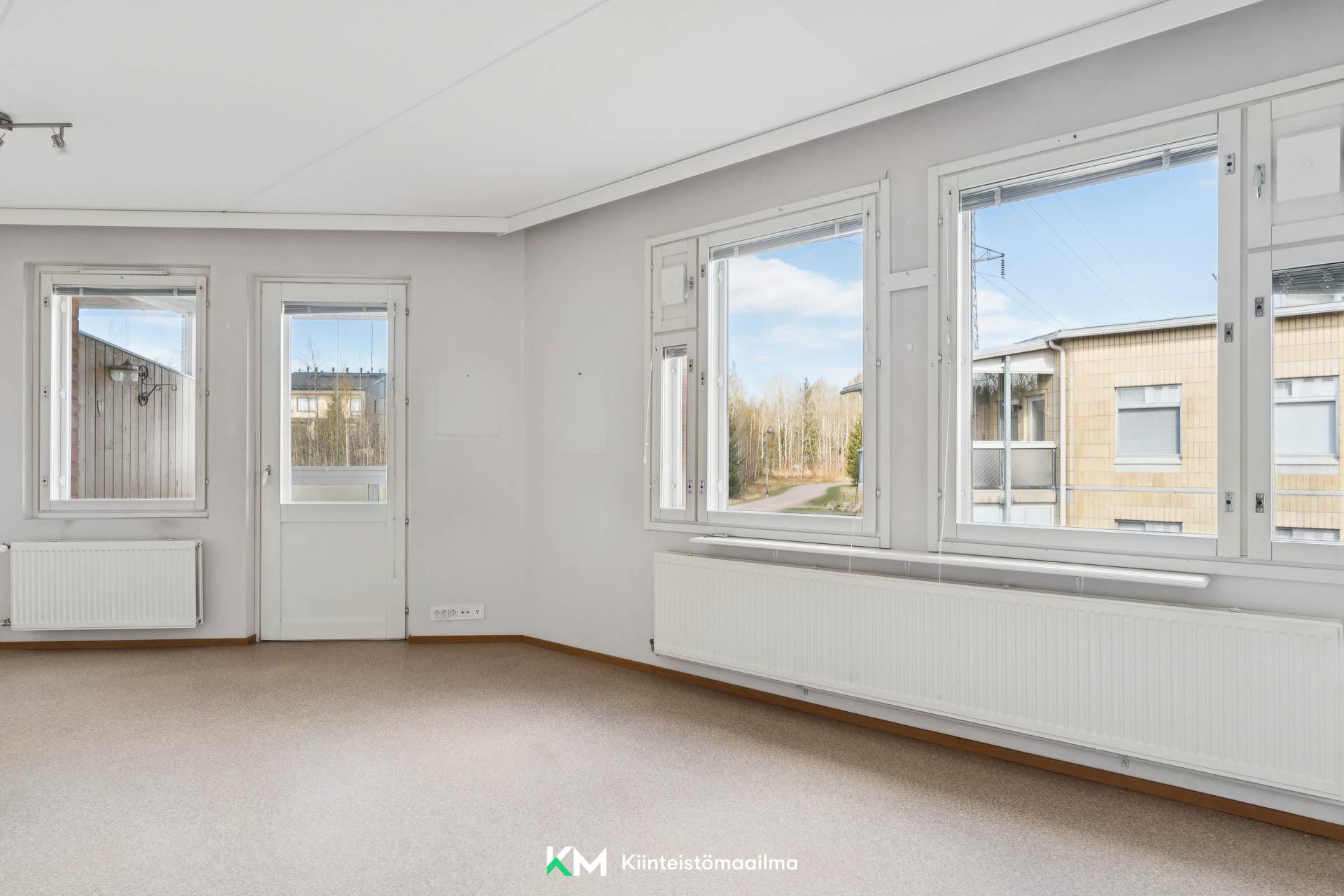 Lukuisat ikkunat tuovat asuntoon valoa
