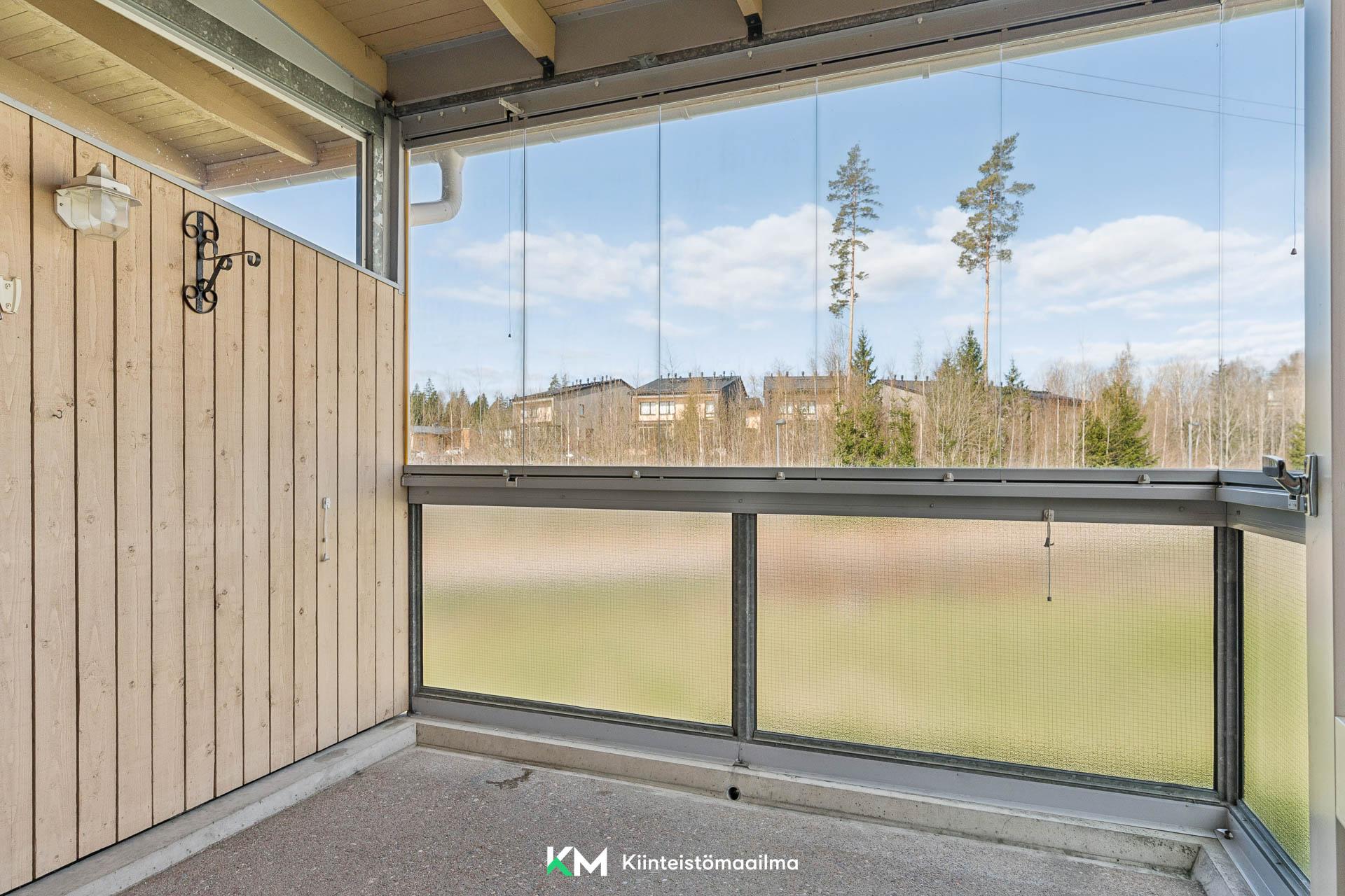 Lasitetulta parvekkeelta aukeaa avarat näkymät