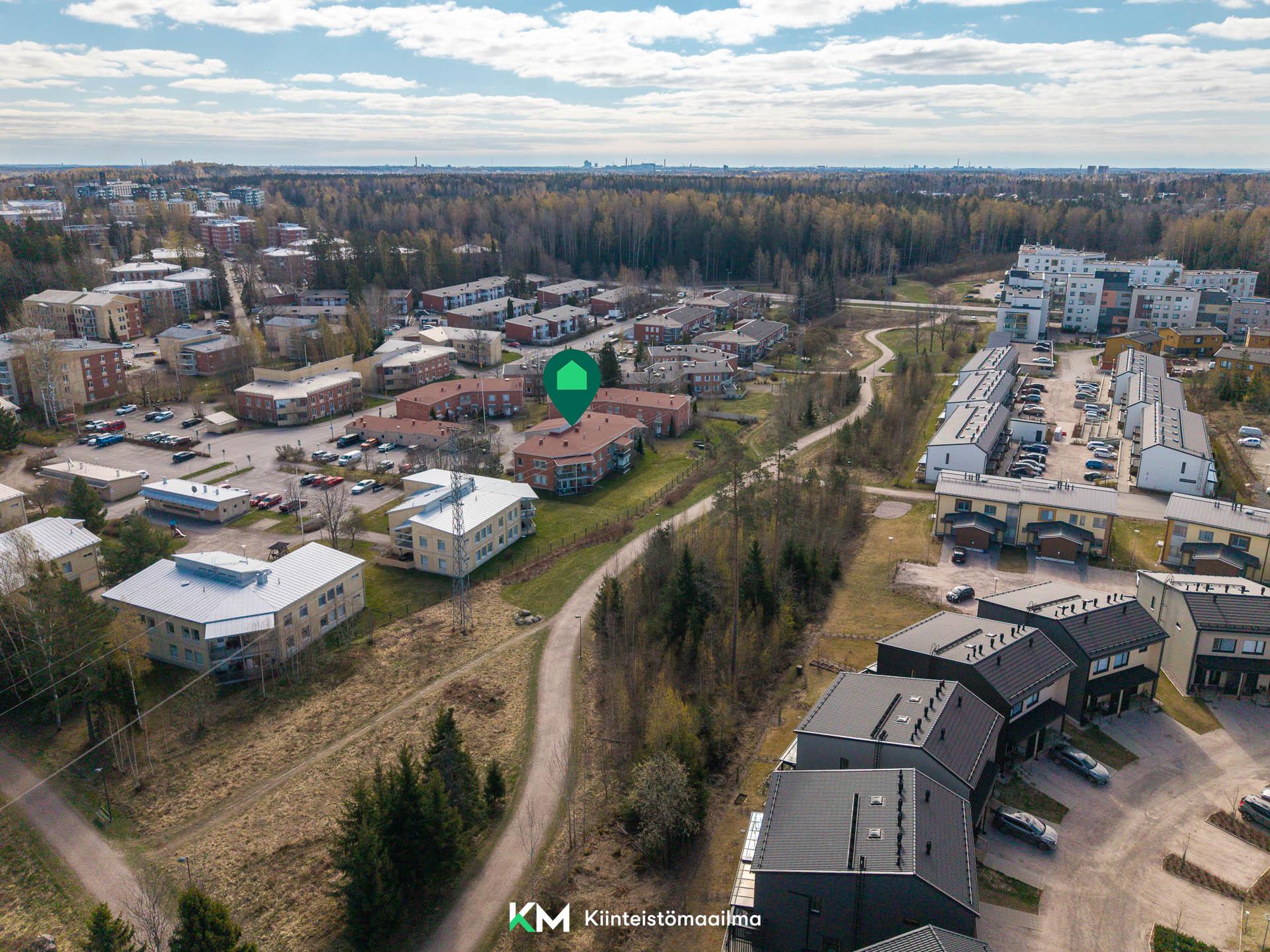 Lenkkipolku alkaa suoraan talon edestä.
