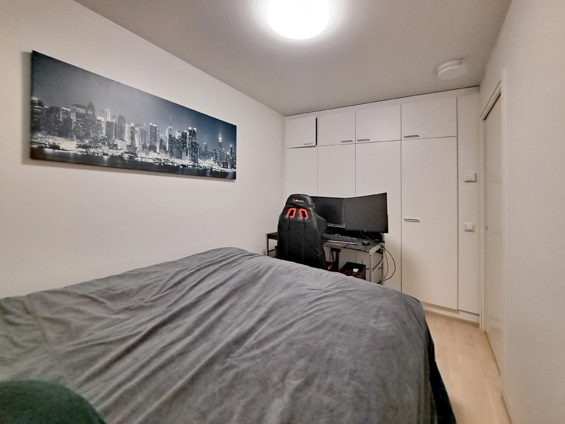 Makuuhuoneessa kaappitilaa