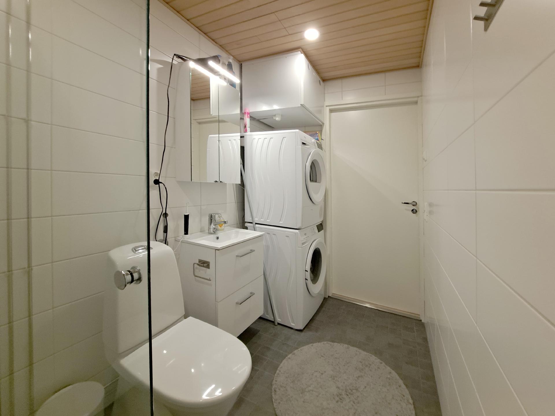 Kylpyhuone/wc:ssä pesutorni