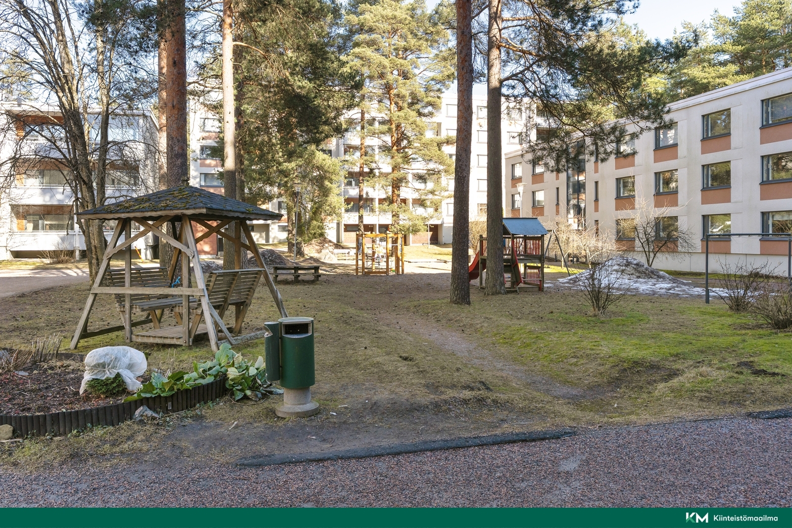 taloyhtiön pihaa