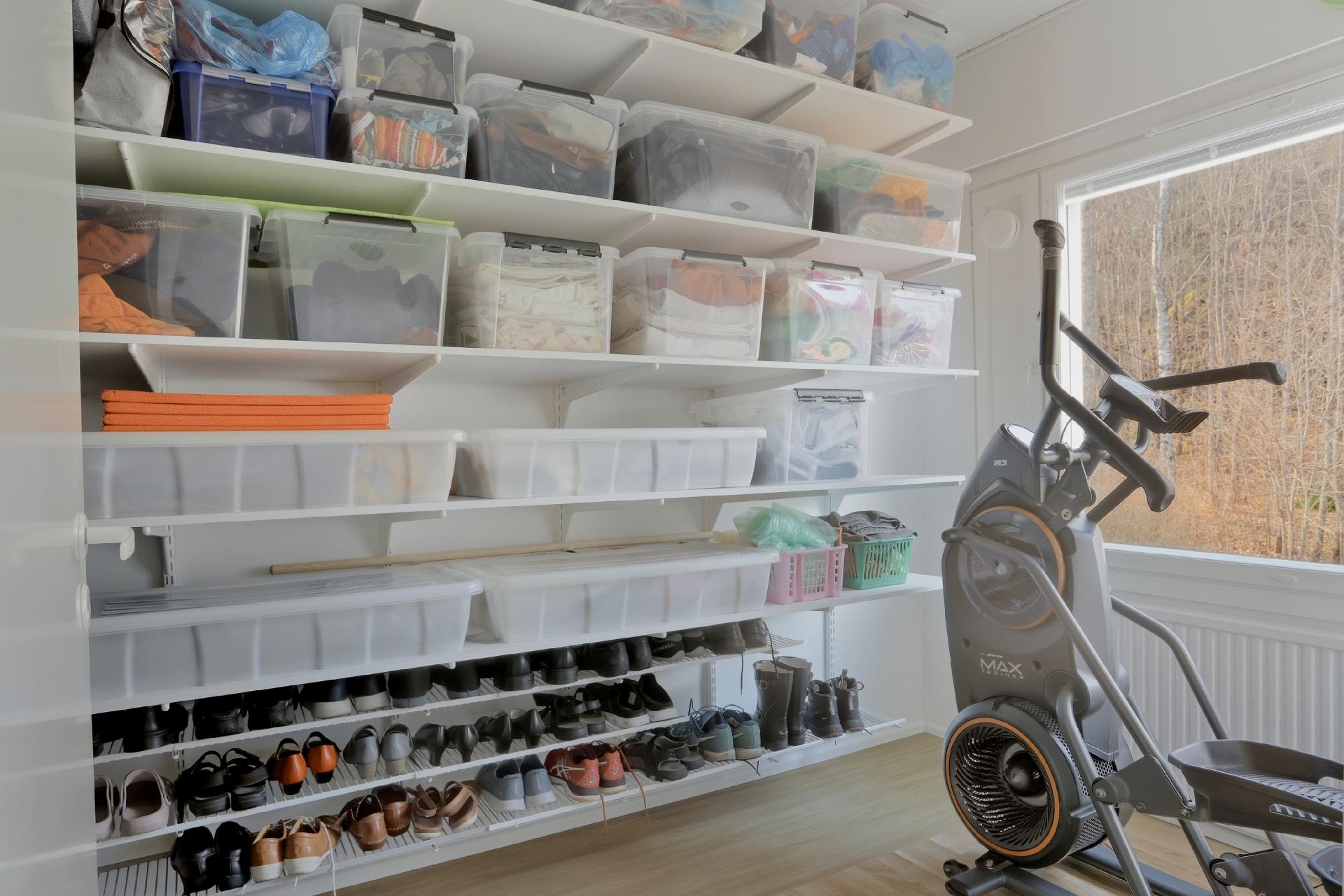 mh yhteydessä oleva vaatehuone isolla ikkunalla