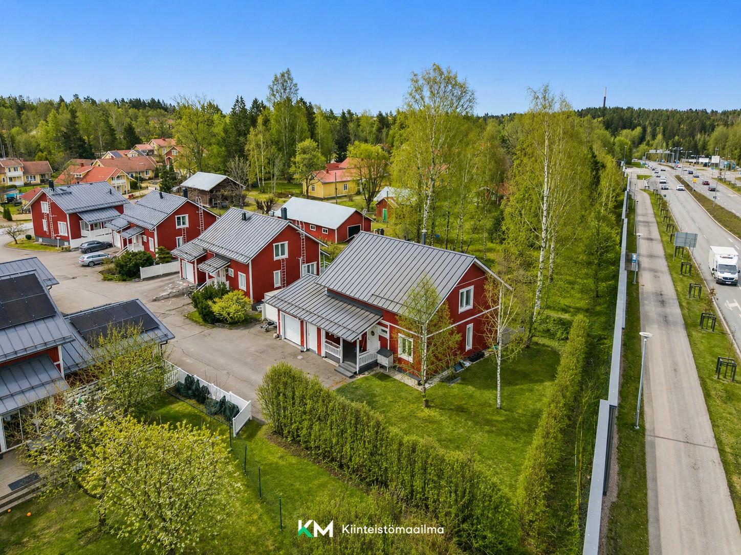 Kaunis ja maisemaan sopiva arkkitehtuuri
