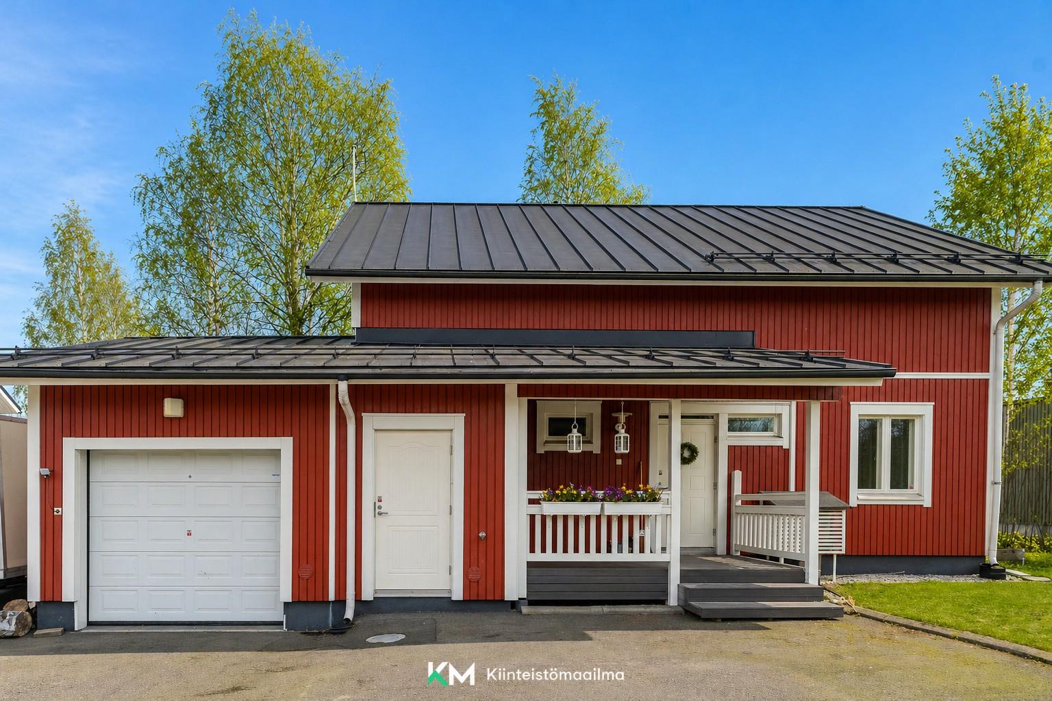Talossa on 4m2 lämmin varasto ja 17m2 lämmin autotalli