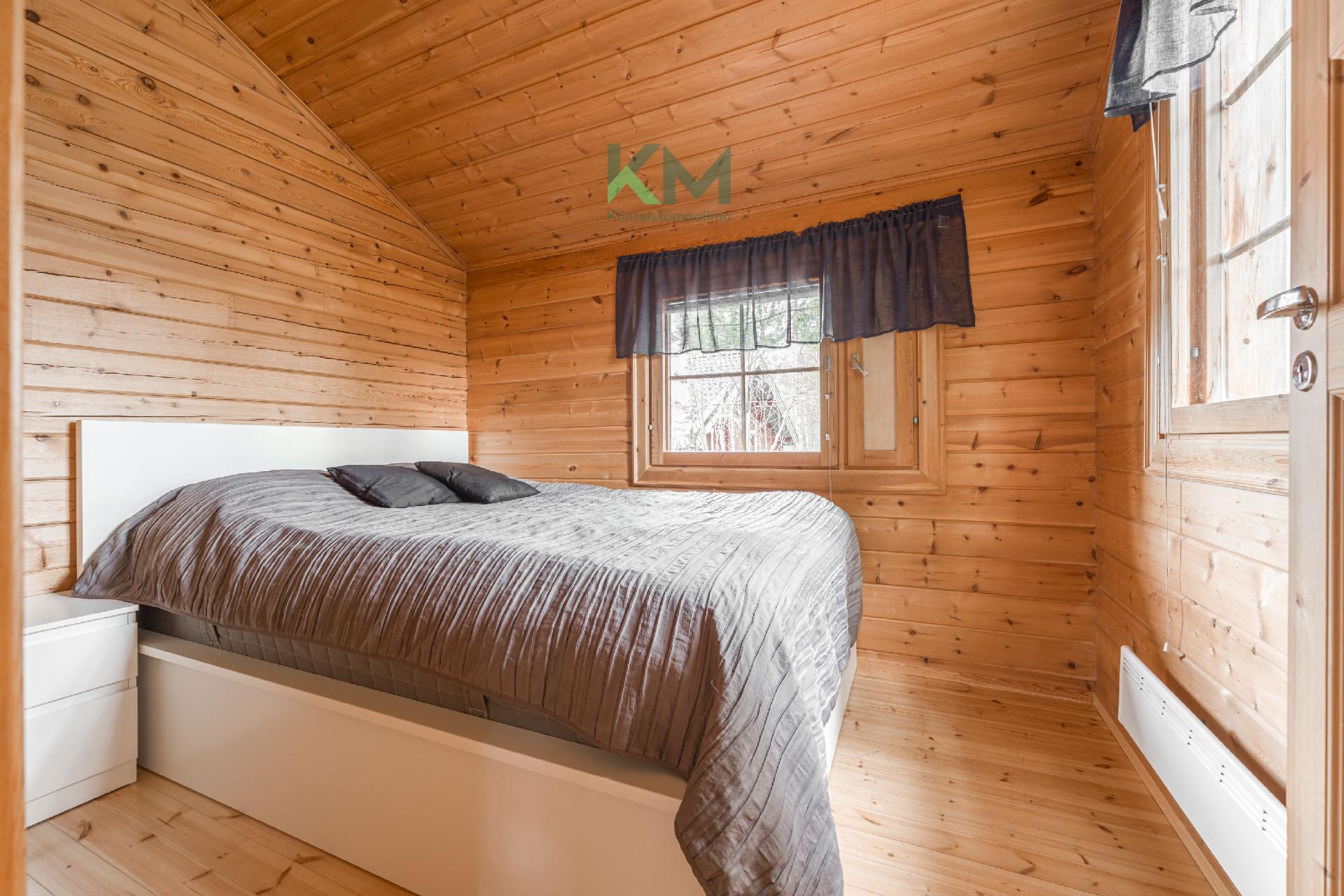 Alakerran makuuhuone