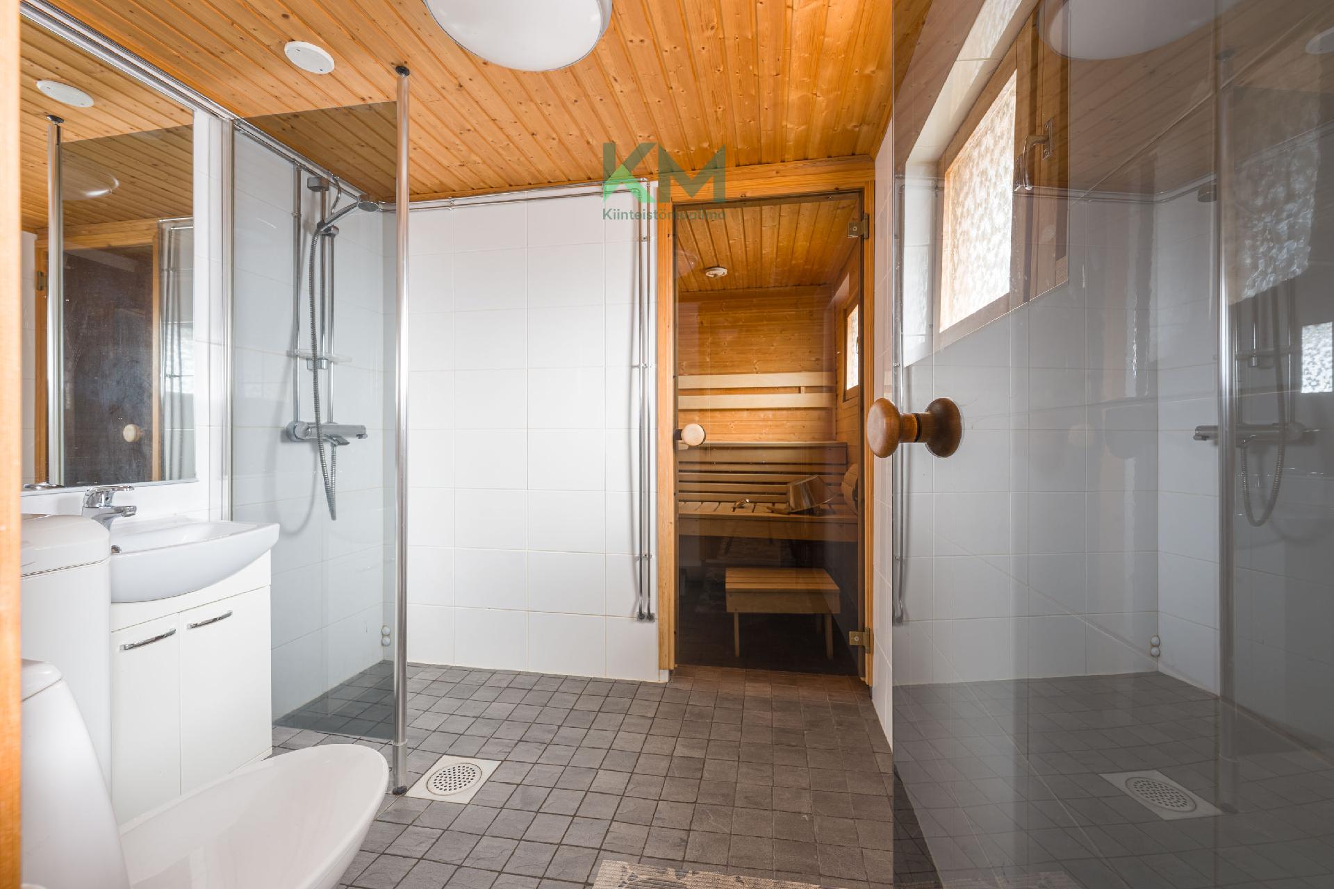 Kylpyhuone on tilava