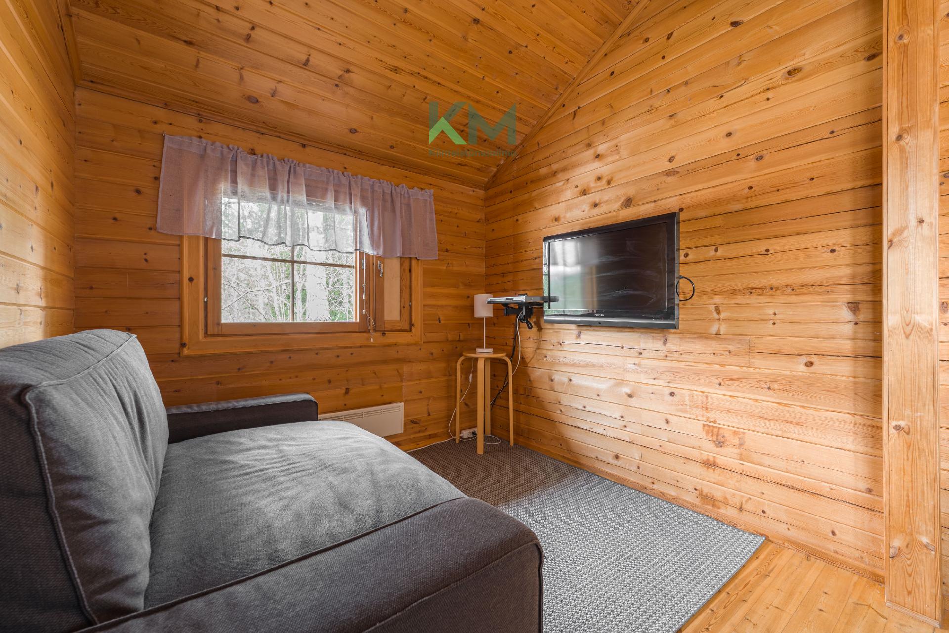 Tv-nurkkaus tuvan yhteydessä