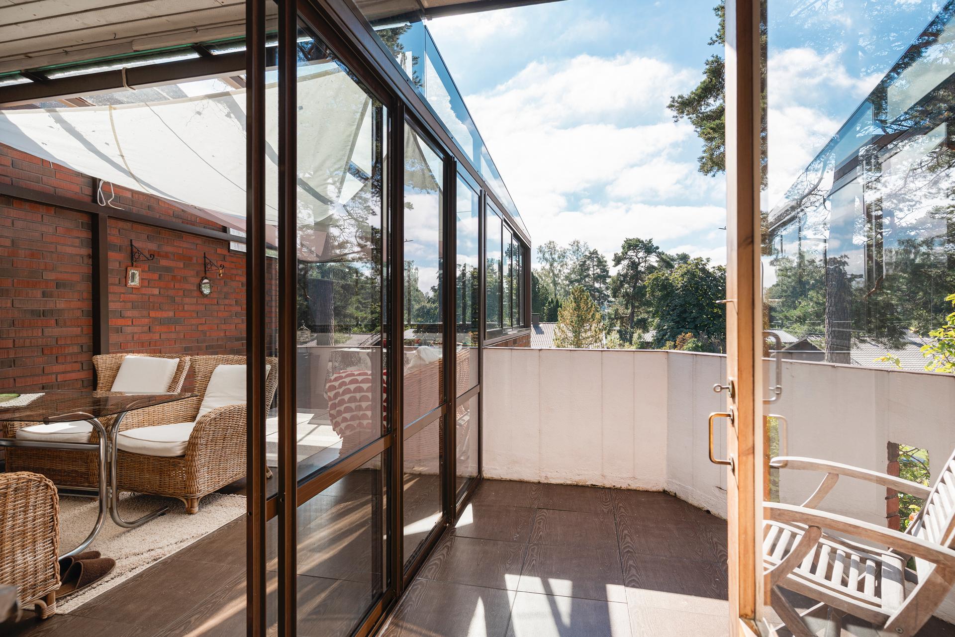 Parveke on tilava ja osittain lasitettu