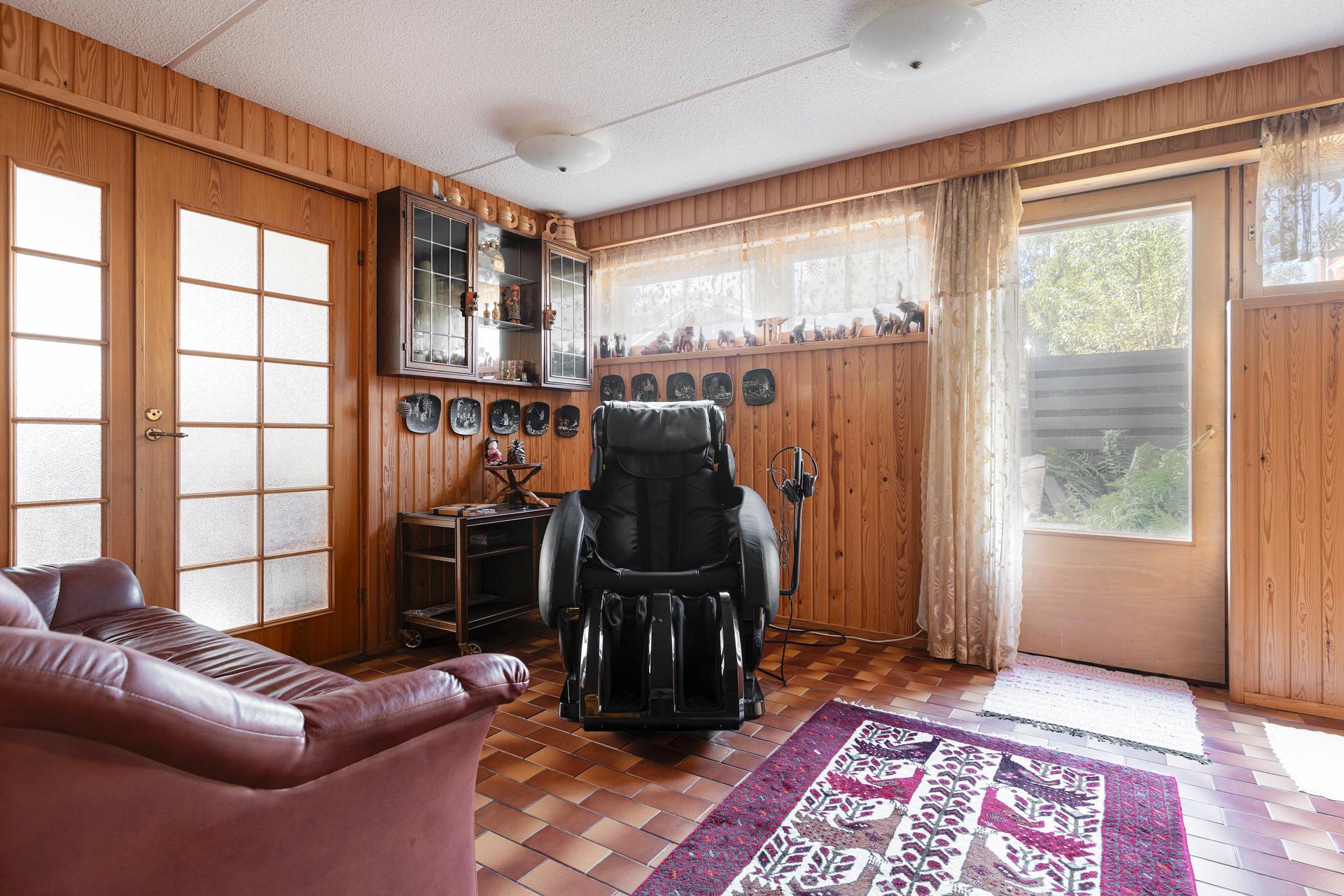 Takkahuoneesta on käynti ulos