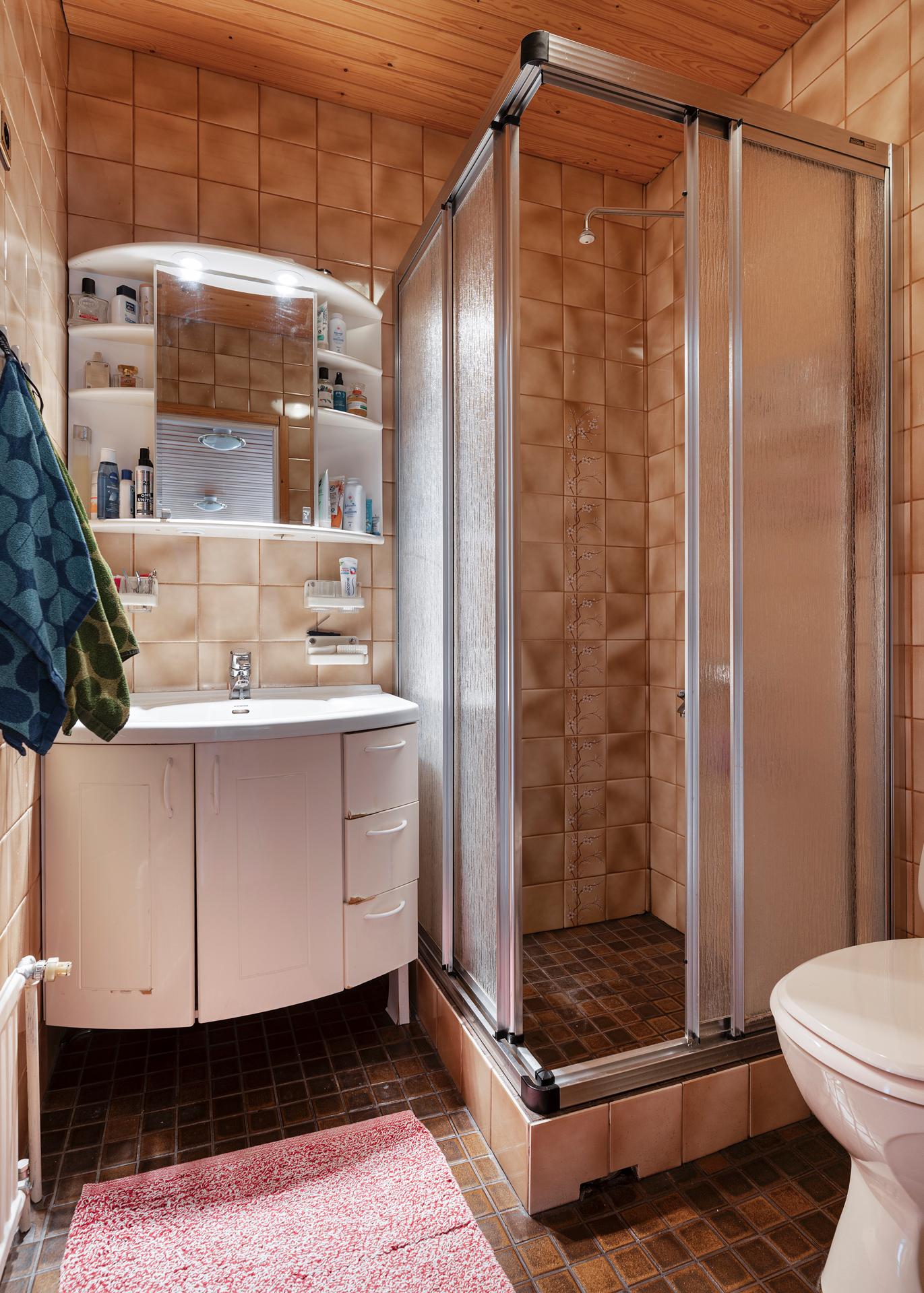 Erillinen wc ja suihku yläkerrassa