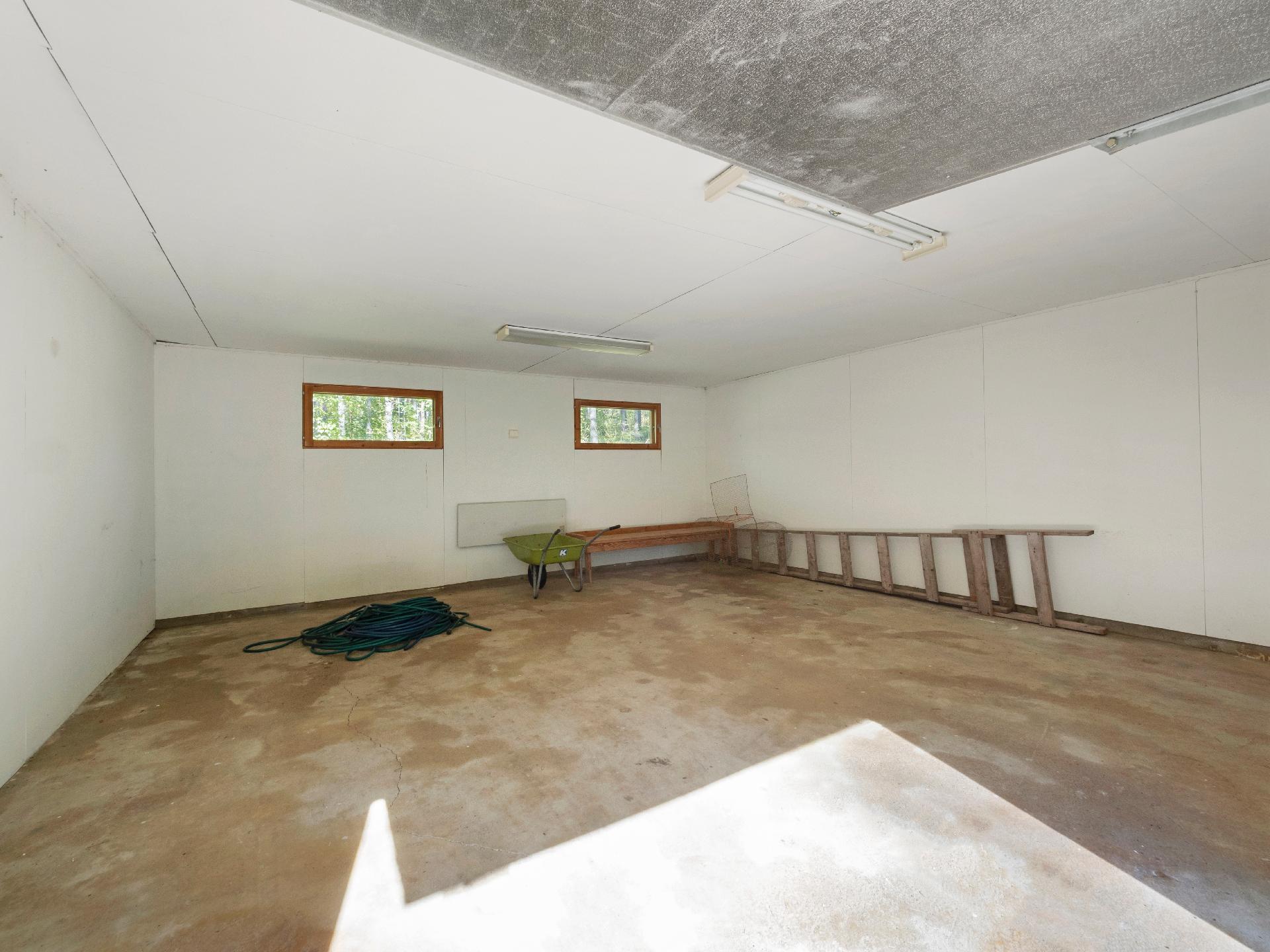 Autotalli/yhtenäinen tila