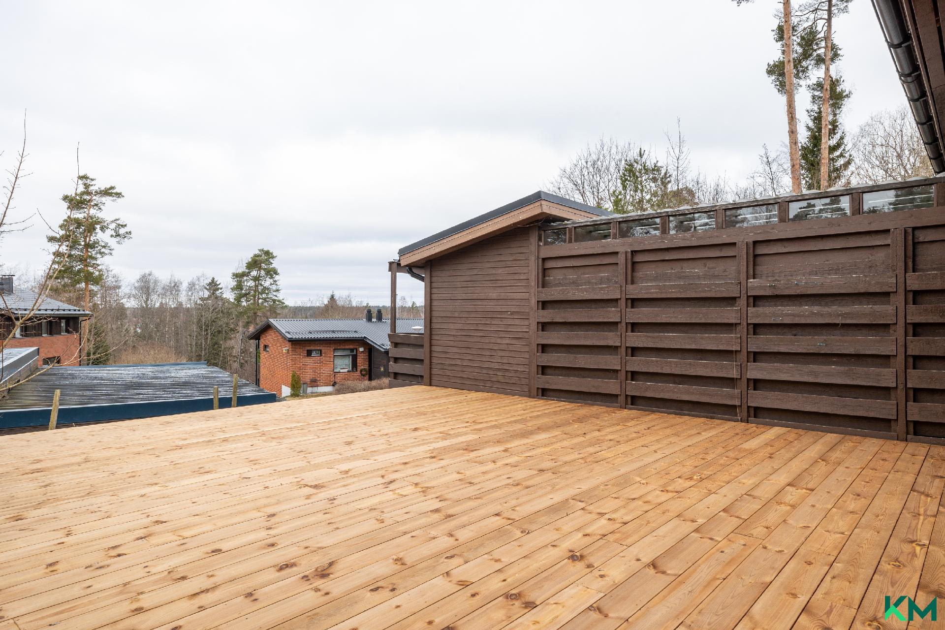 asunnolla on suurikokoinen terassi